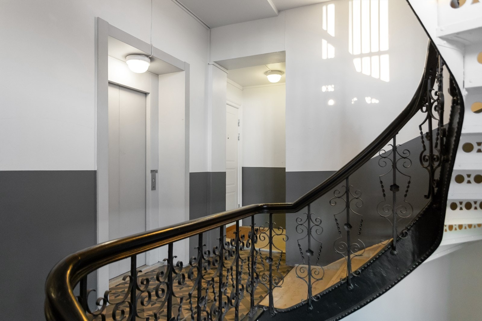 Trappeløp med flotte detaljer. Heisadkomst til etasjen. Galleribilde