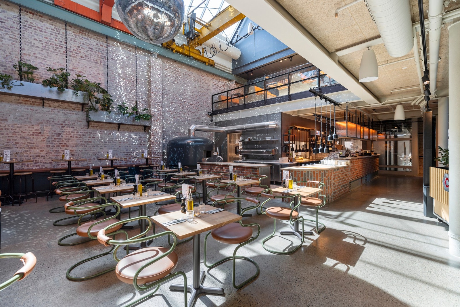 Her kan du velge mellom koselige kaféer, restauranter, uteservering og vinbar. Galleribilde