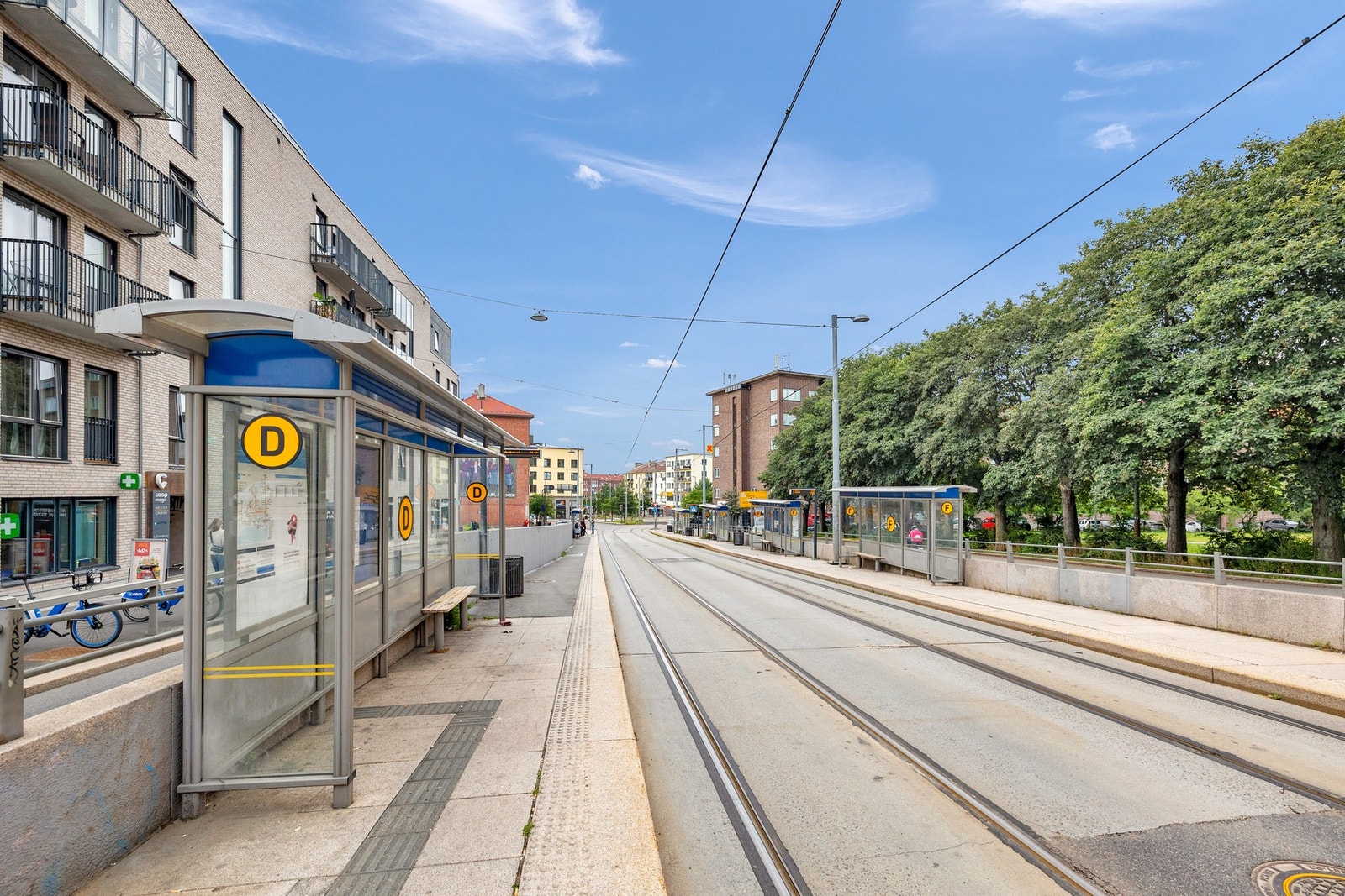 Carl Berners plass fungerer som et knutepunkt for offentlig kommunikasjon med tilgang til både trikk, budd og t-bane. Galleribilde