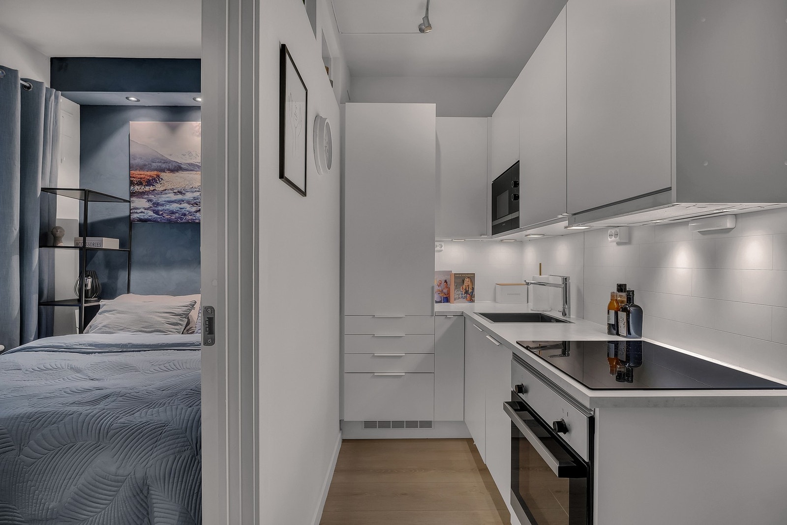 Kjøkken har integrert kjøl-/frys, mikrobølgeovn, oppvaskmaskin, platetopp og komfyr. Galleribilde