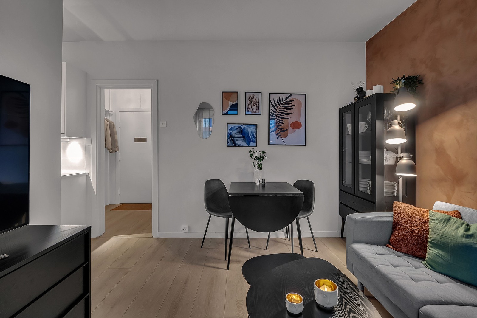 Fin plass til spisebord i stuen. Galleribilde