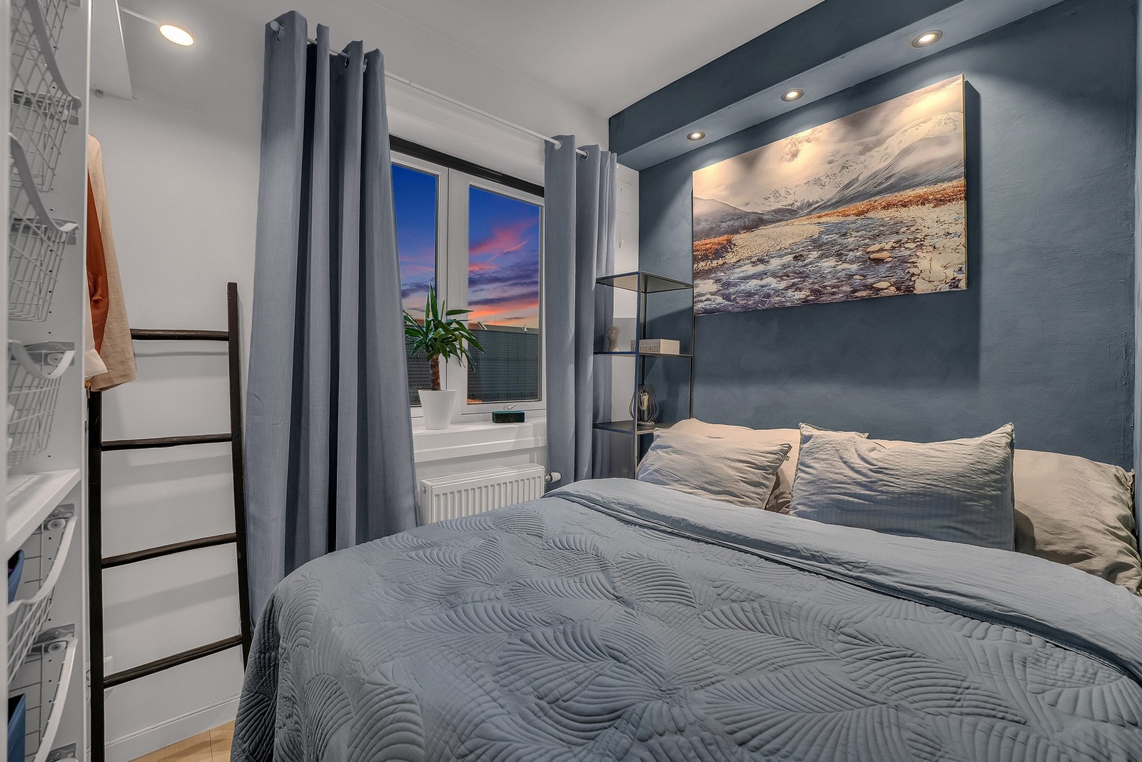 Luftig soverom med plass til dobbeltseng. Lyskasser/downlights over sengen. Galleribilde