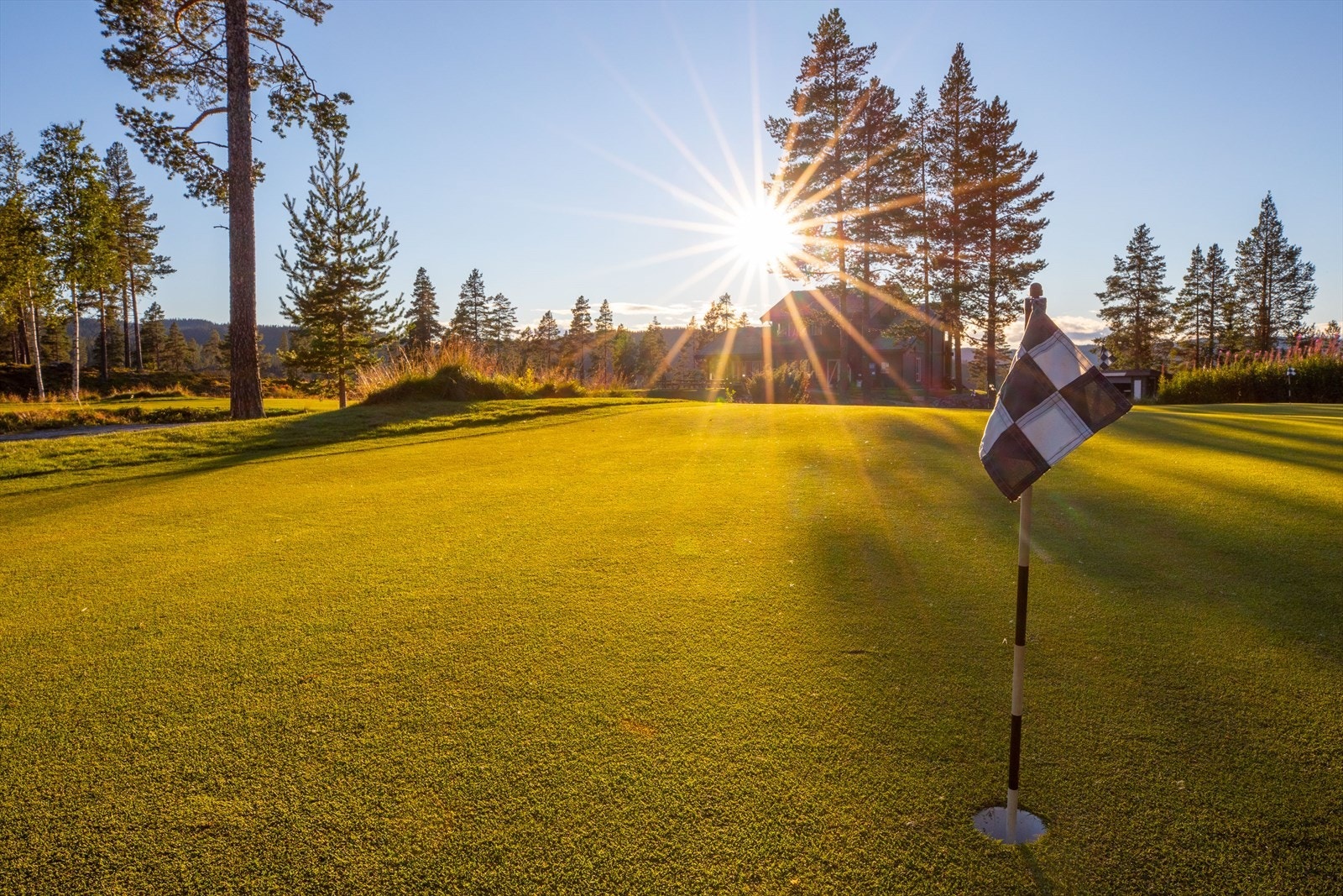 Vakker 9-hulls golfbanen ca 15 min kjøretur fra hytta Galleribilde