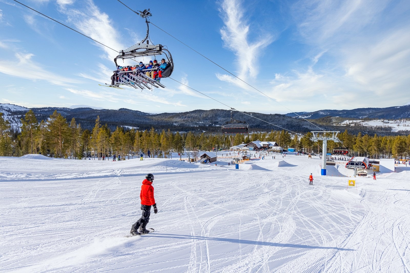 Nesfjellet Alpin ligger ca. 15 min fra hytta og kan tilby varierte bakker og en 8-seters stolheis Galleribilde