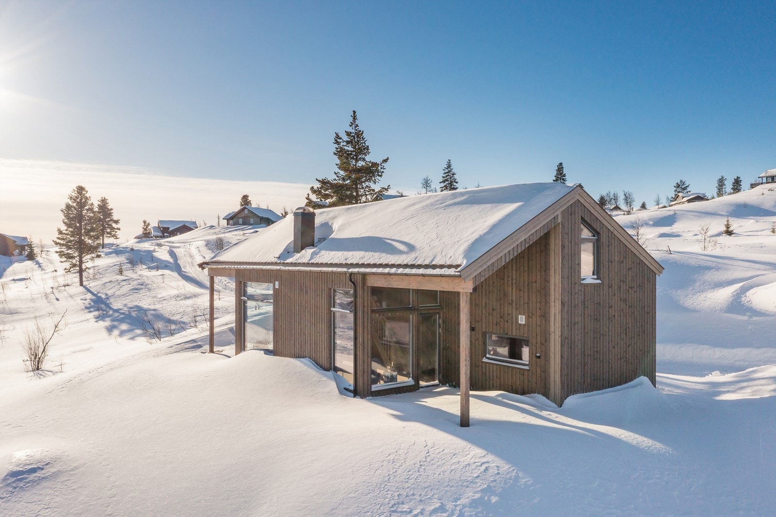 Velkommen til Lyseren - Attraktiv nyoppført hytte med gjennomgående høy standard. Her har man 4 soverom, sol hele dagen og nydelig utsikt Galleribilde