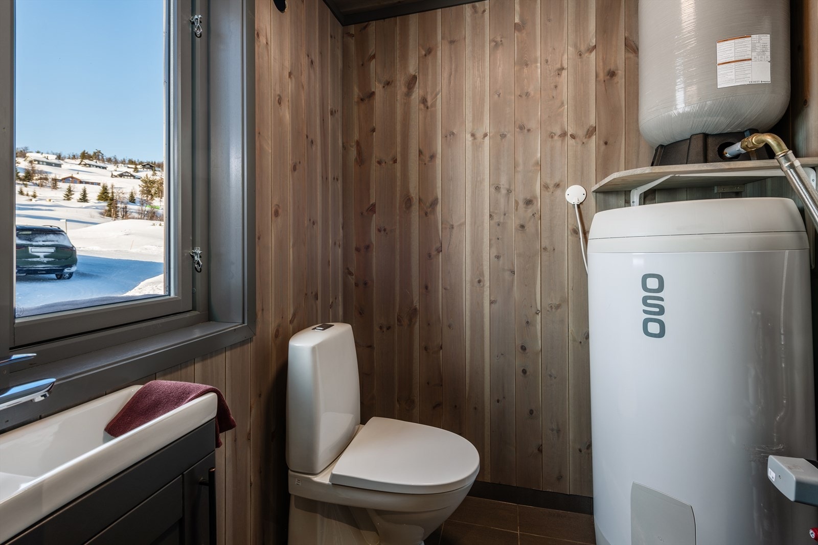 Separart WC ved inngangen. Perfekt når barna skal inn på do, går det på flislagte gulv hele tiden Galleribilde