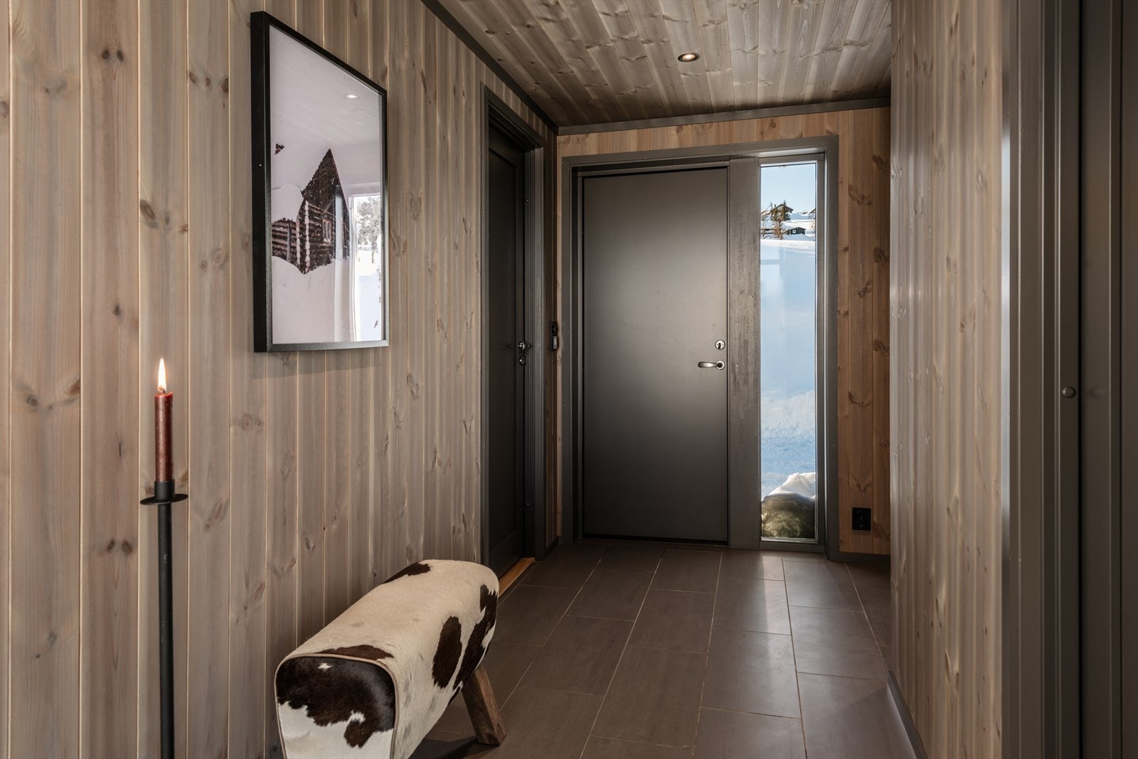Velkommen inn. Romslig entré med varmekabler og mulighet for plassbygget garderobe Galleribilde