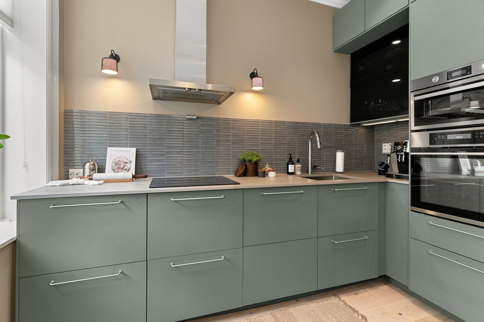 Kjøkkenet har godt med skap og benkeplass, med flislagt "sprutsone" over benken. Galleribilde