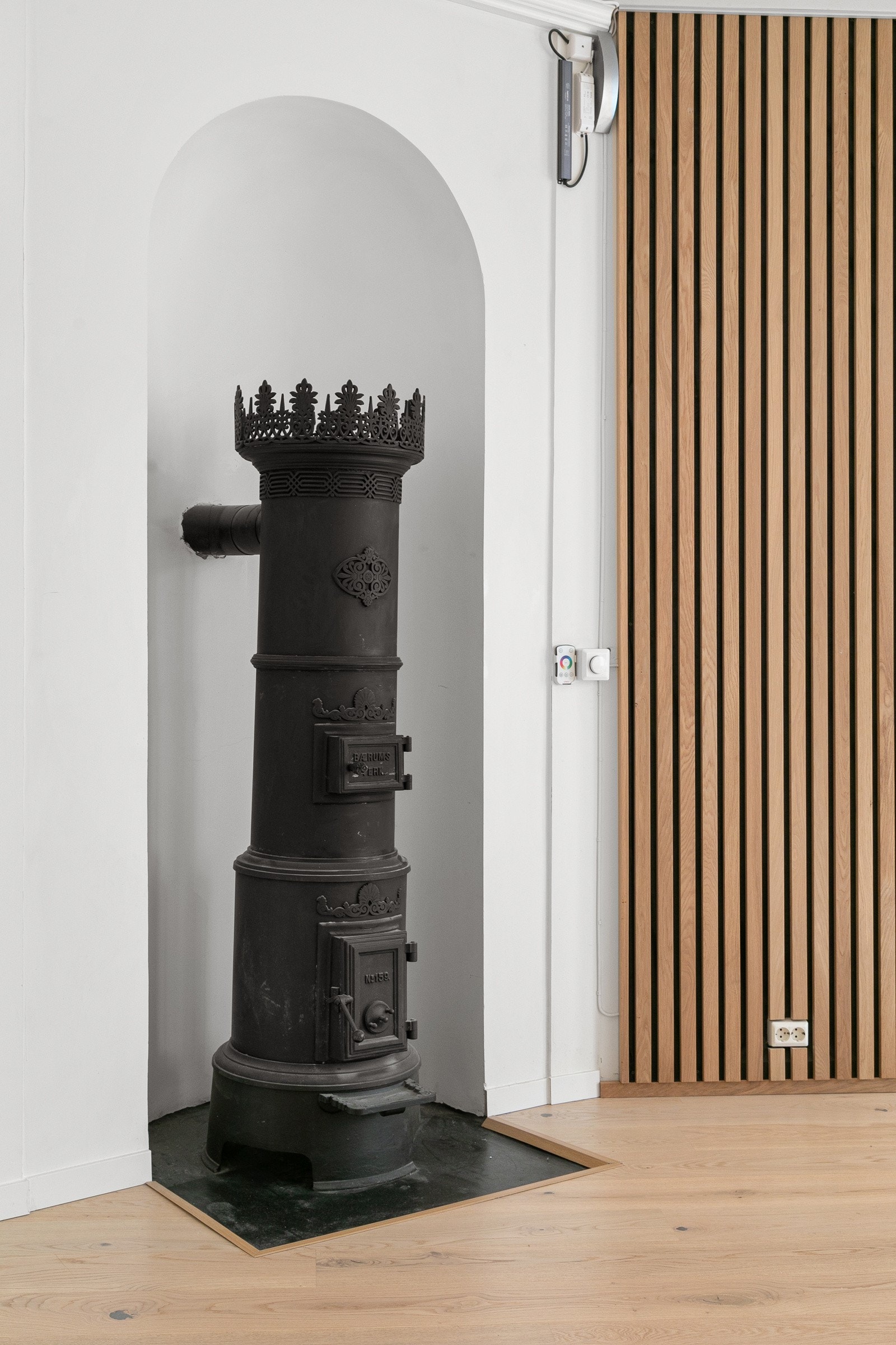 I stuen er det i tillegg en vedkamin som antas å være original Galleribilde