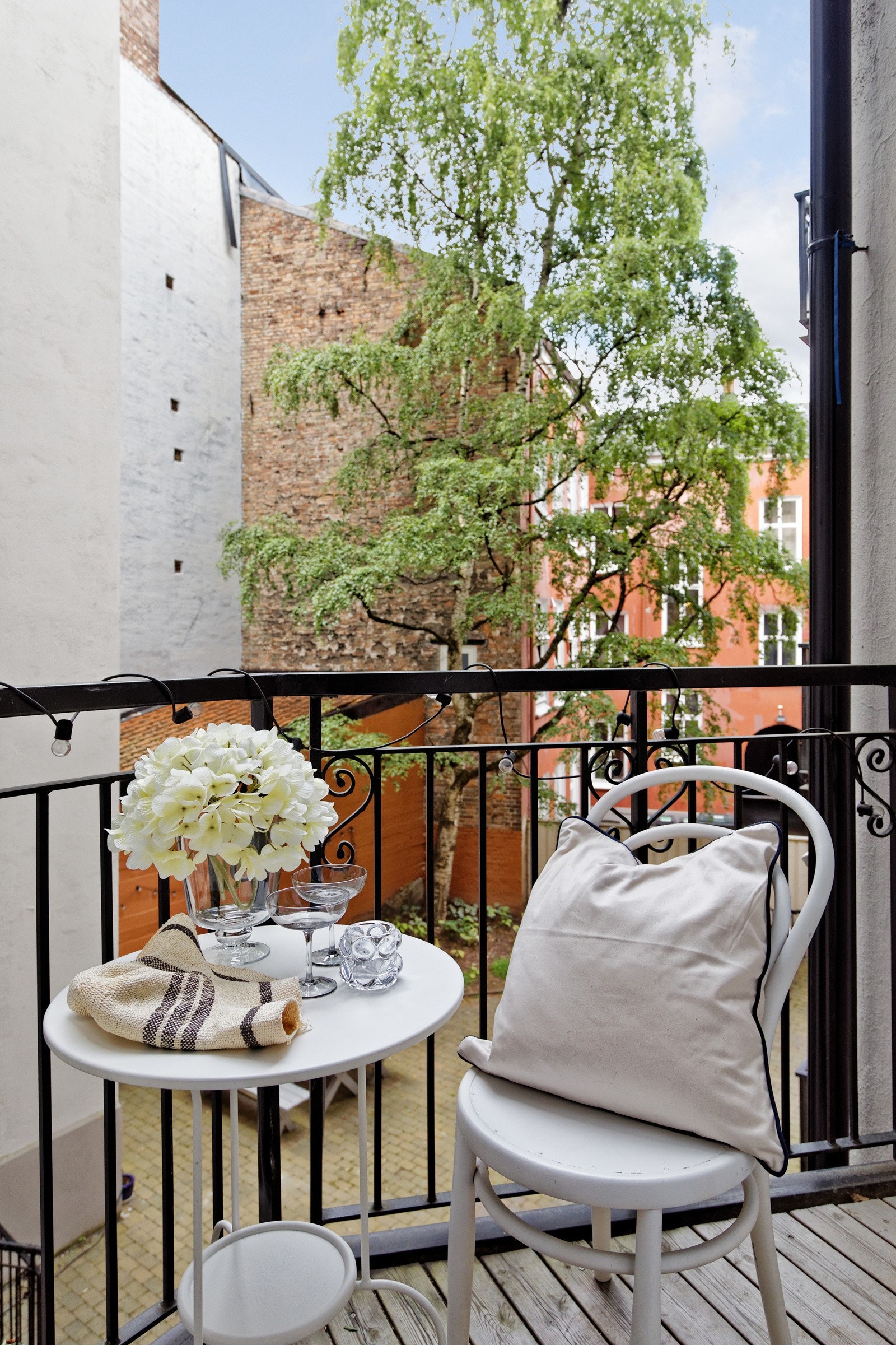 Leiligheten har en flott balkong vendt mot rolig bakgård. På balkongen er det plass til et hyggelig cafésett. Galleribilde