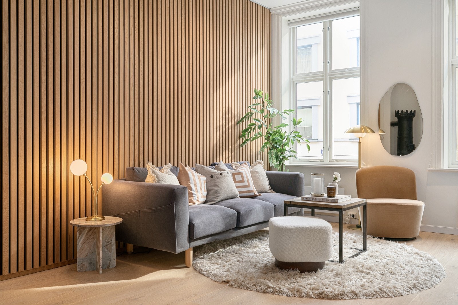 Stuen fremstår som meget tiltalende med tidsriktig farger på overflater og fine gulv. Galleribilde