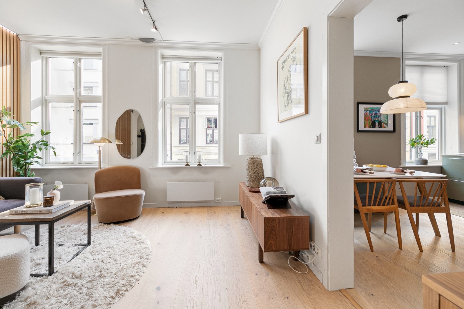 Dette er en lys og tiltalende 3-roms med flott balkong i byggets 2. etasje. Boligen ble betydelig oppgradert i 2022. Galleribilde