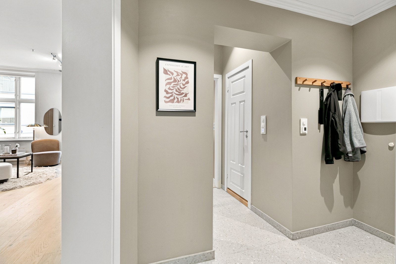 Innbydende gang med god garderobeløsning, varmekabler i gulv og downlights i himling. Galleribilde