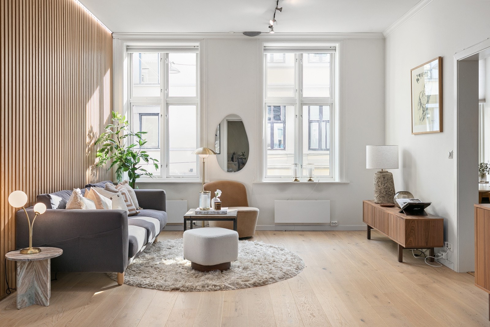 Stuen ligger med naturlig tilknytning til det lekre spisekjøkkenet. Galleribilde