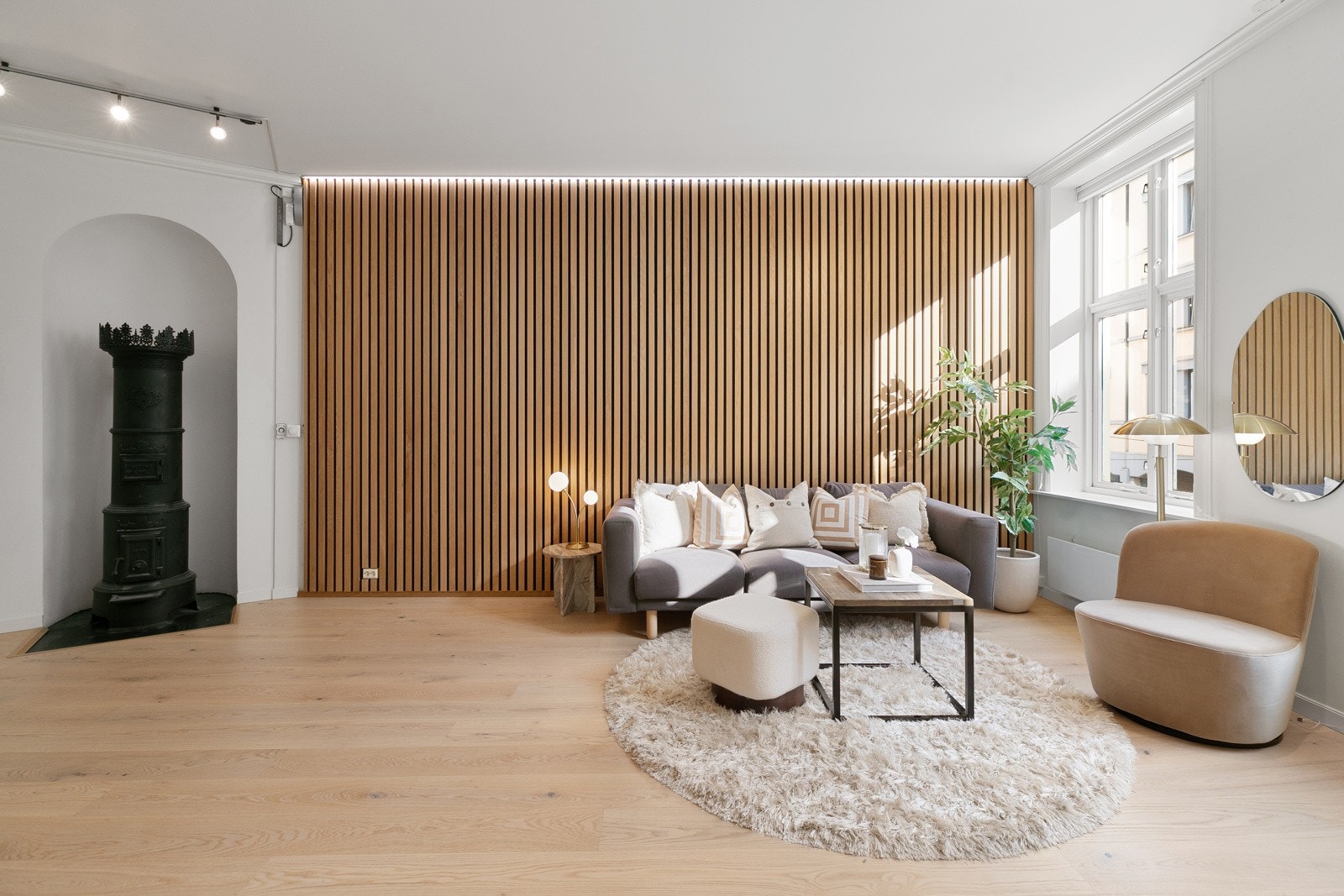 Gode vinduslfater i stue og 2,92 meter takhøyde i stue. Galleribilde