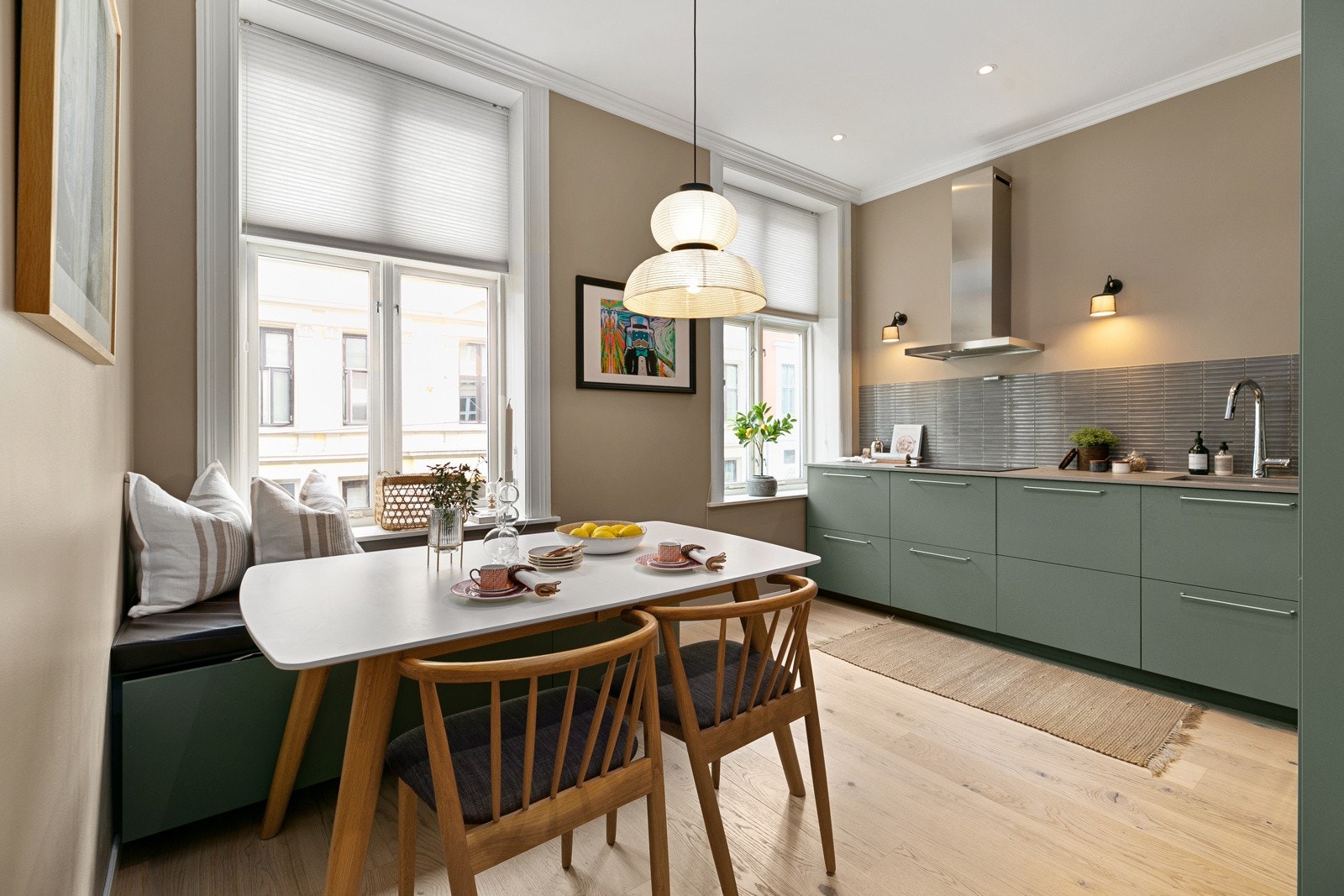 På kjøkkenet er det laget hyggelig sittebenk, med skuffer under. Perfekt for et spisebord til 6 personer. Galleribilde