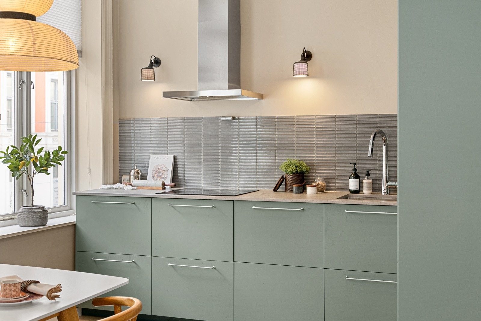 Hjørnekjøkkenet ble satt inn i 2022 og fremstår som lekkert med benkeplate i kompositt. Galleribilde