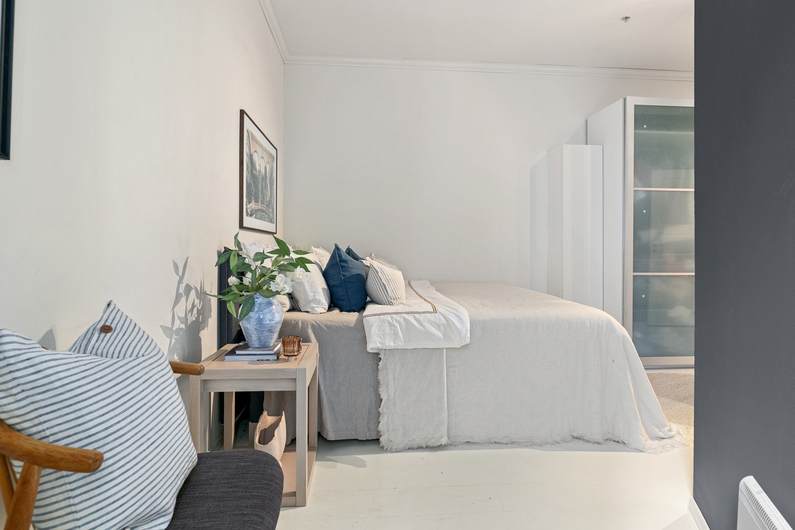 Det er lagt inn ekstra lydisolasjon mellom boligens to soverom. Galleribilde