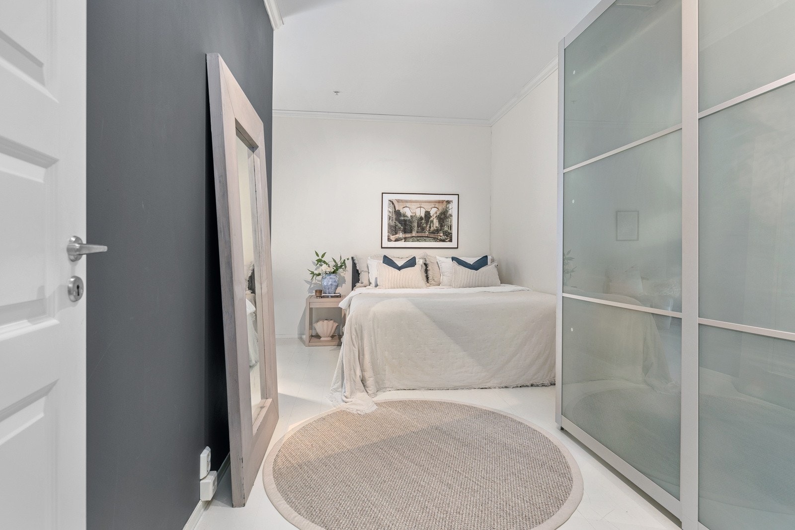 Hovedsoverommet er innbydende og av god størrelse. Begge soverommene vender mot rolig bakgård. Galleribilde