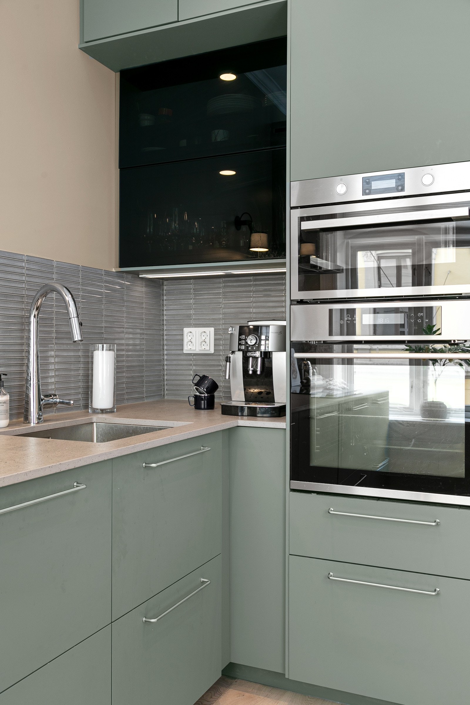 Av integrerte hvitevarer er det induksjonsplatetopp, komfyr, mikrobølgeovn, oppvaskmaskin samt kjøl m/fryser. Galleribilde