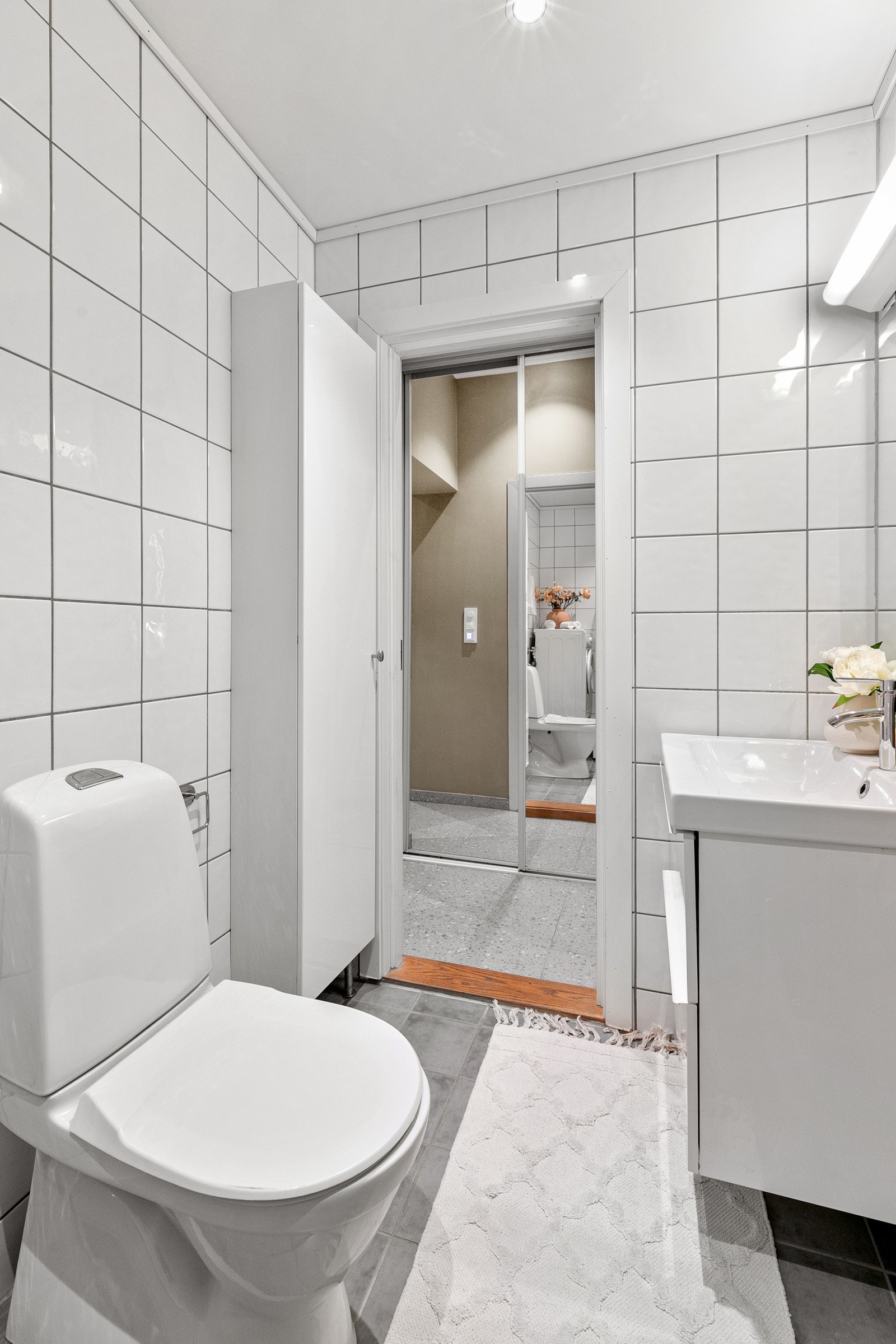 Romslig bad med god oppbevaringsplass i innredninger. Galleribilde