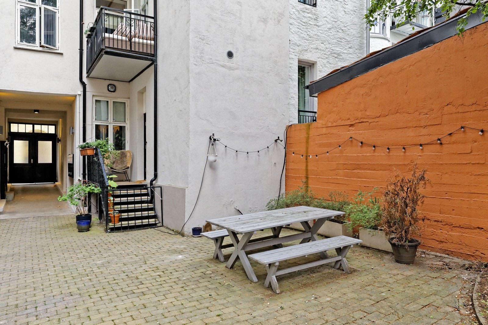 Hyggelig bakgård med sittegrupper. Galleribilde