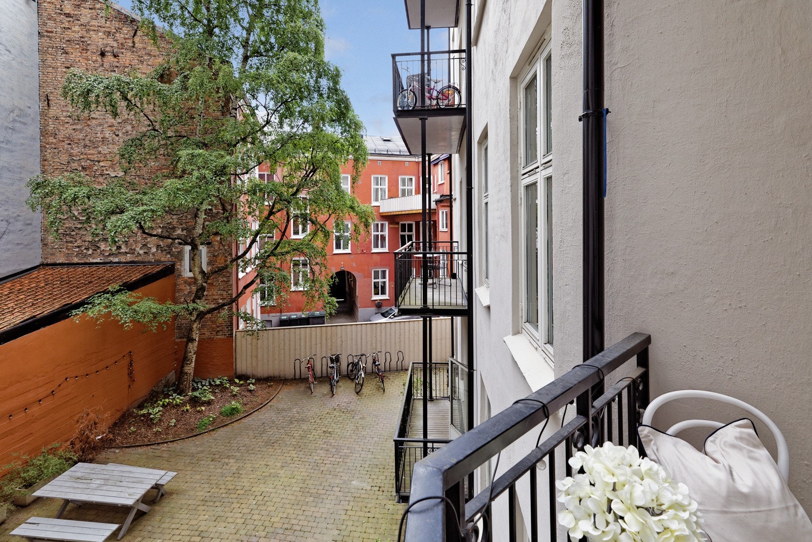 Pent utsyn mot rolig bakgård fra balkongen. Galleribilde