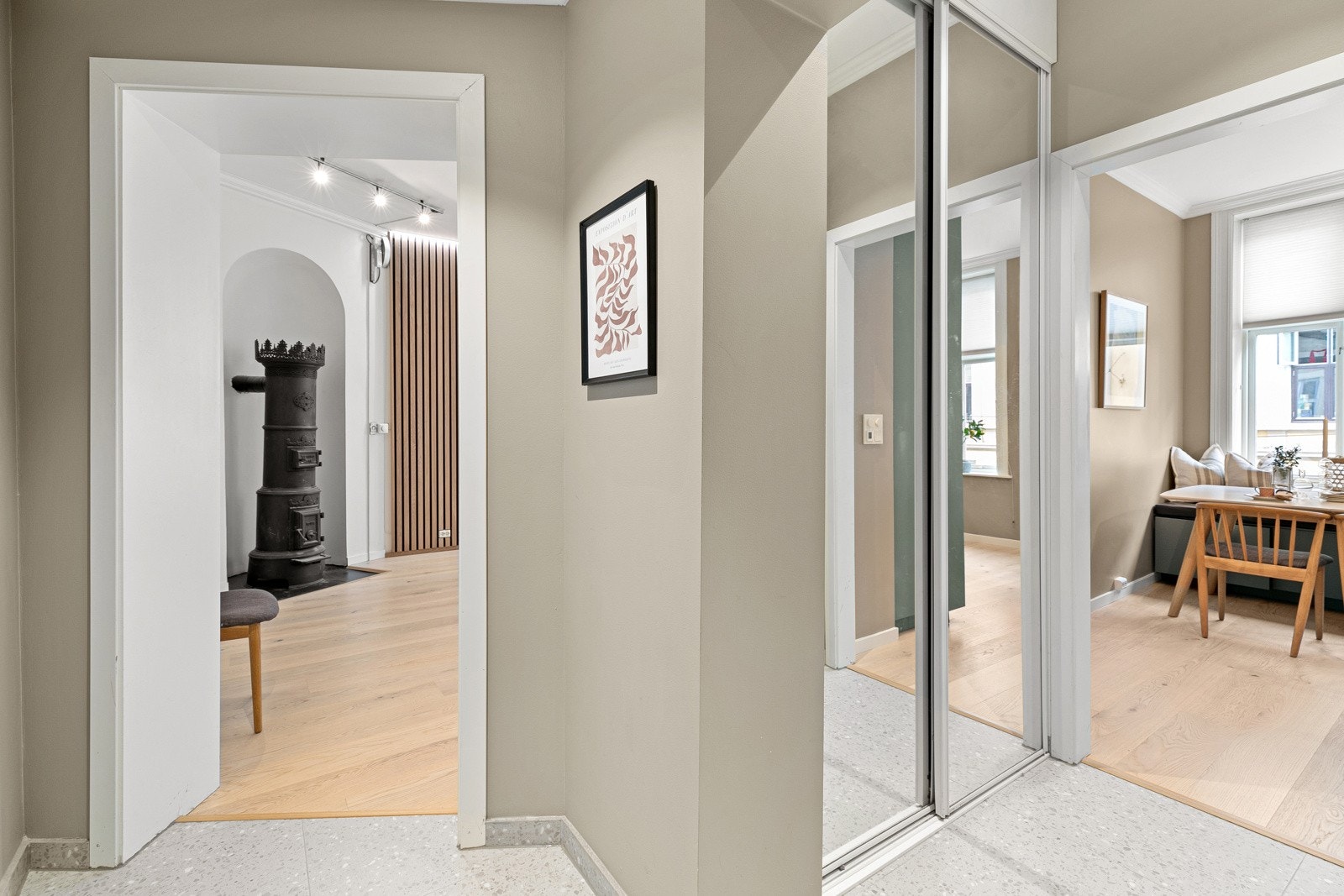 Yttertøy kan pent henges på en knaggerekke. Ellers god oppbevaringsplass i garderobeskap med speilfronter. Galleribilde