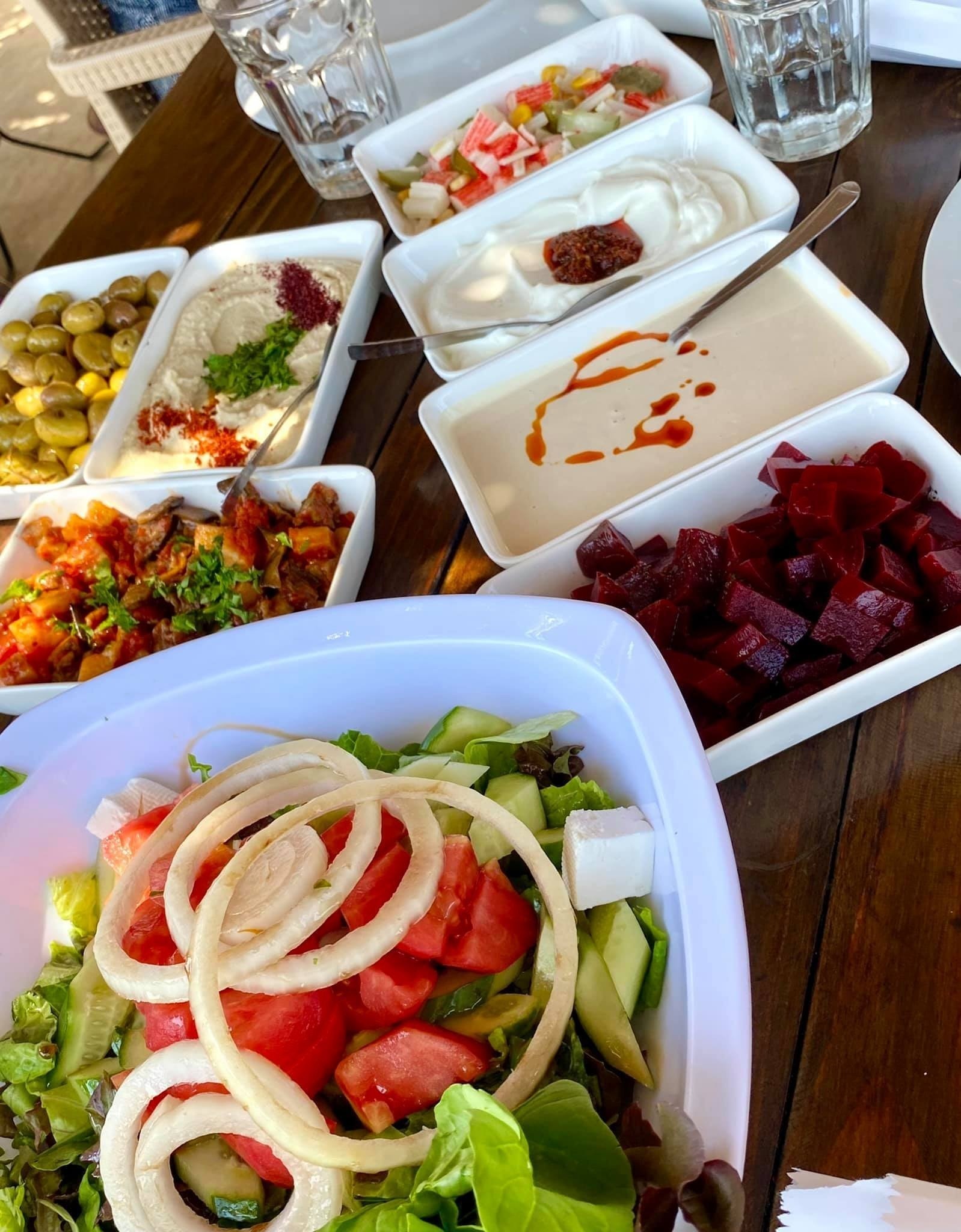 Et godt fiskemåltid starter med mange gode forretter. 17 retters fiskemeny kan inntas for godt 250 kr per person - sørg for å ha god tid! Galleribilde