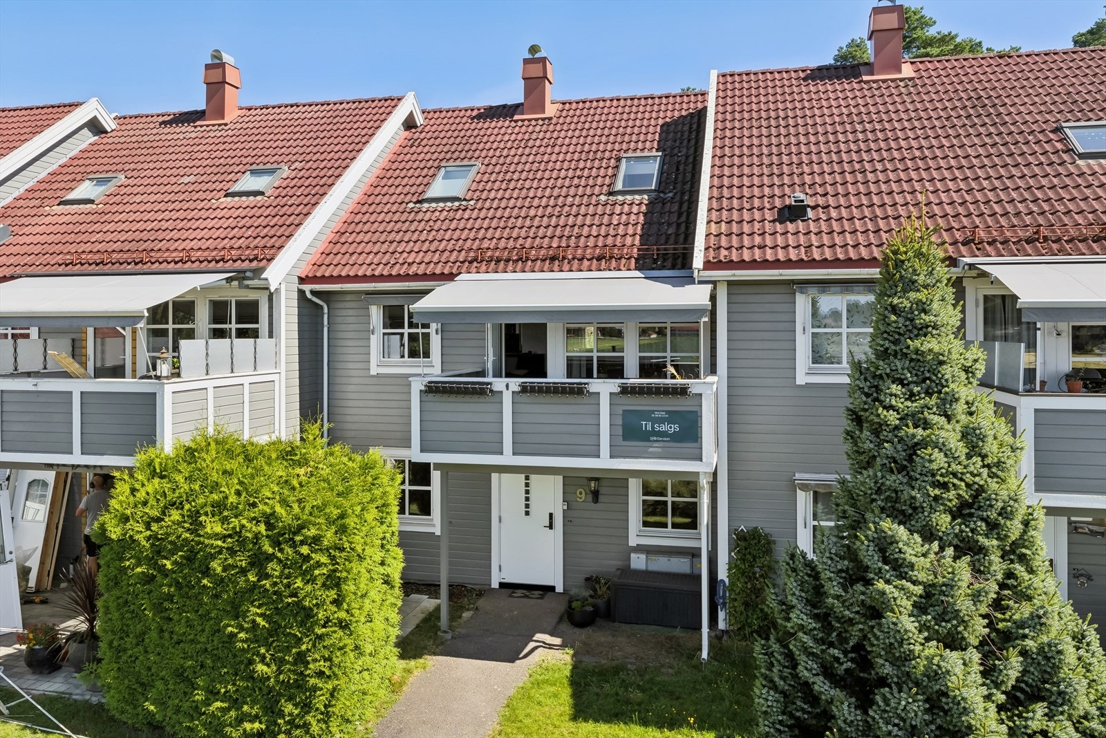 Meget pen og innholdrik andelsrekkehus over 3. plan med 5 soverom, solrike utearealer, egen inngang og garasje Galleribilde