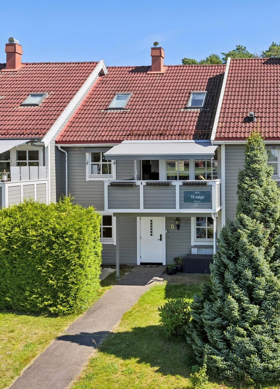 Meget innholsrikt rekkehus med egen inngang og utearel som naturlig tilfaller den og solrike terrasser Galleribilde