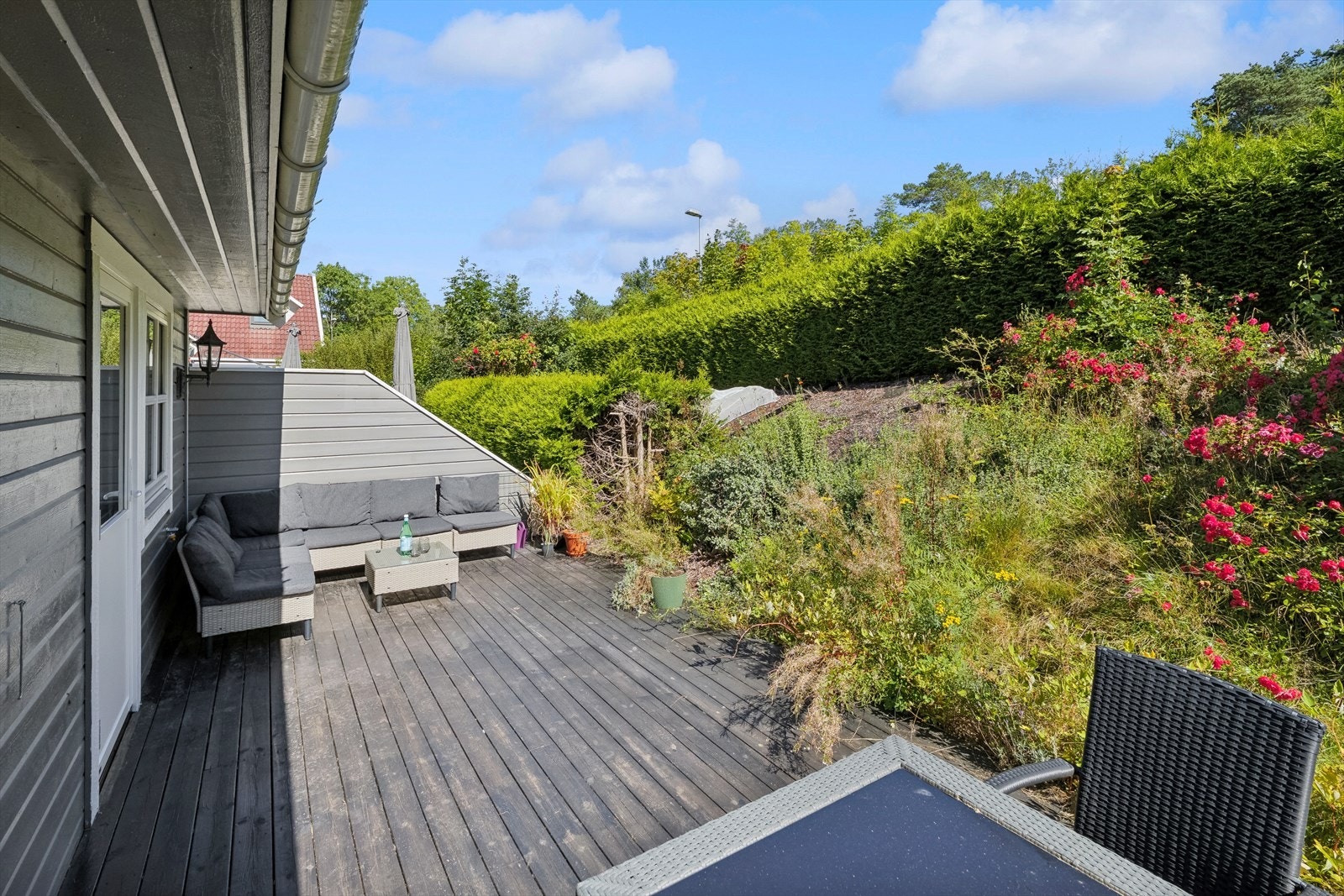 Usjenert og solrik terrasse på 21m² utenfor kjøkkenet. Her er det god plass til flere møblement Galleribilde