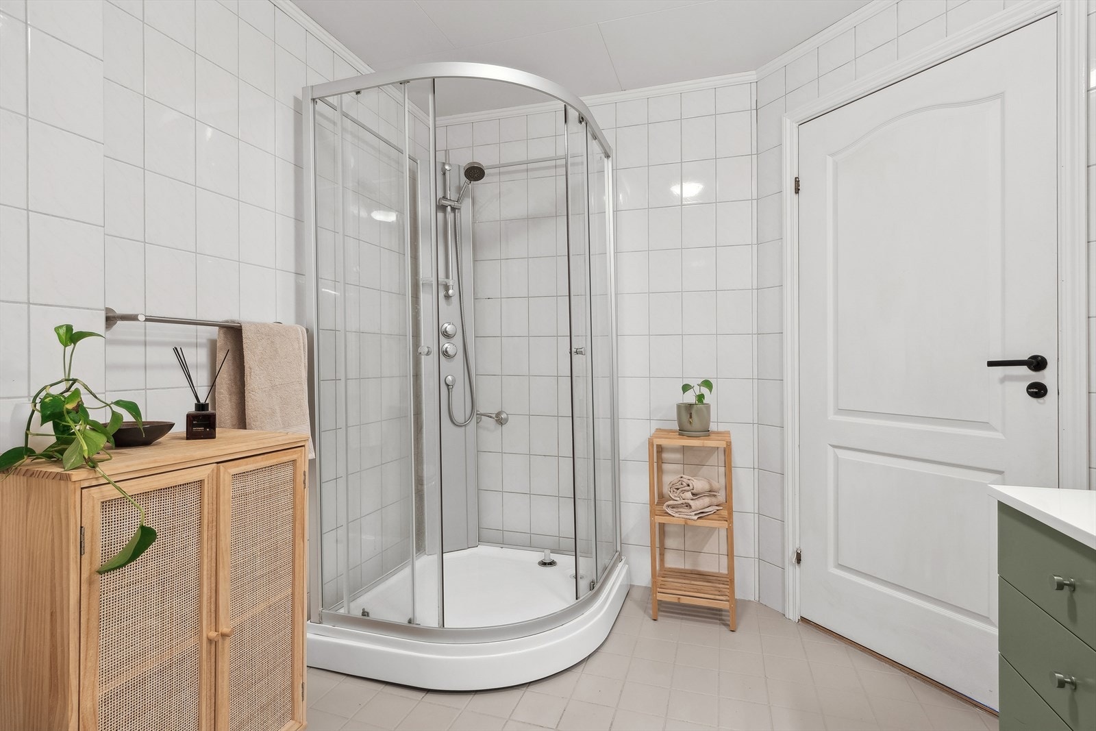 Flislagt bad med dusjkabinett som forlenger badets levetid Galleribilde