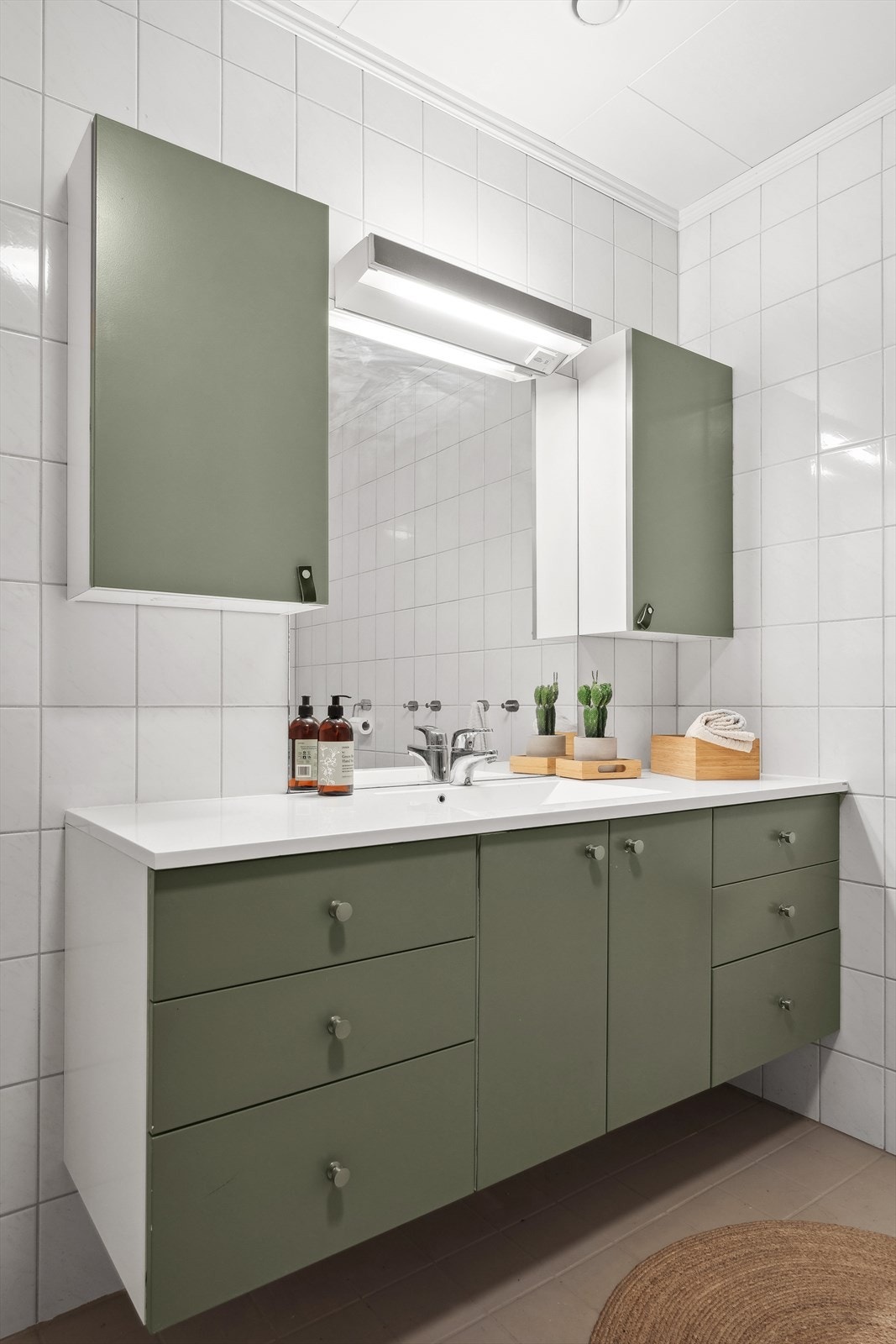Moderne stil og freshe farger som har godt med oppbevaringsplass Galleribilde