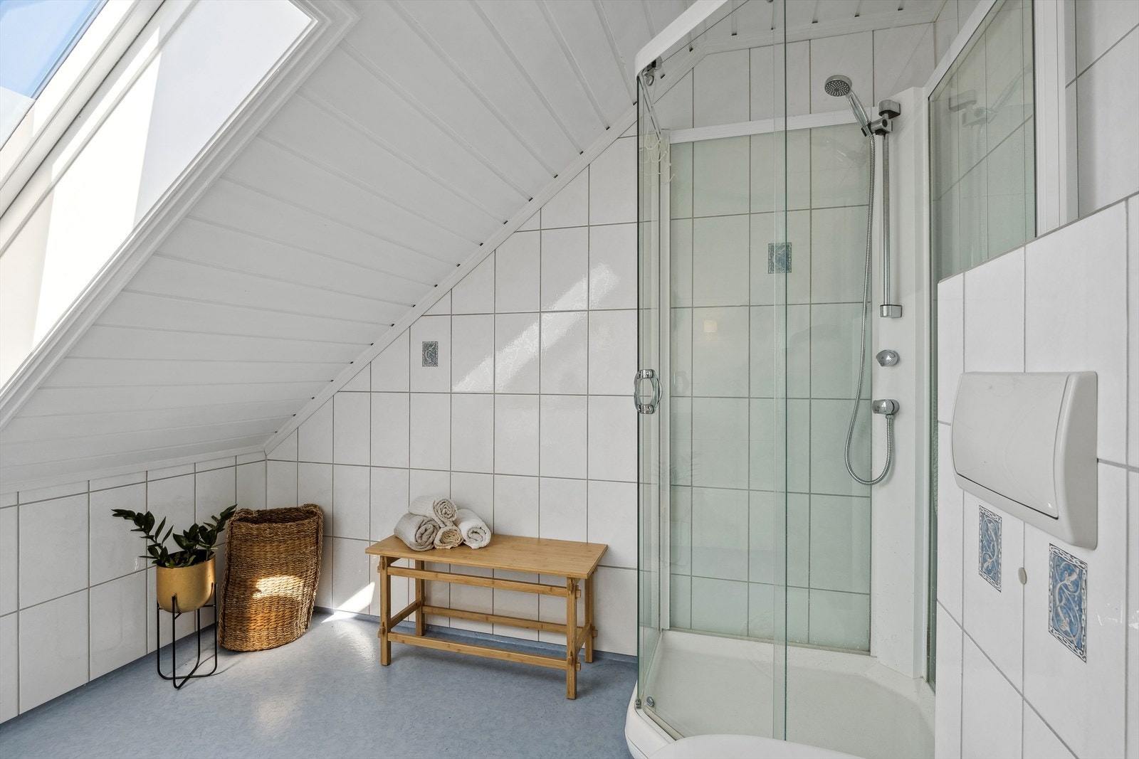 Badet er romslig og for inn naturlig lys fra et stort takvindu Galleribilde
