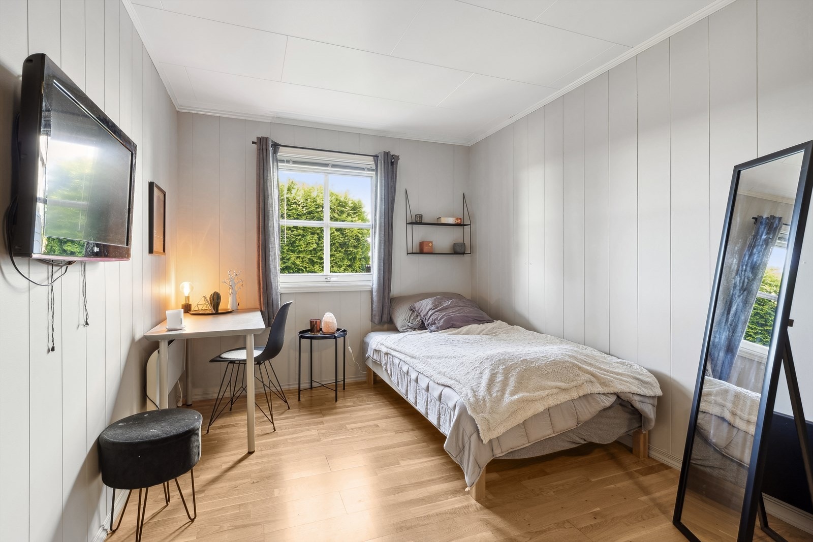 Romslig og lyst soverom ll med god plass til ønsket møblement Galleribilde