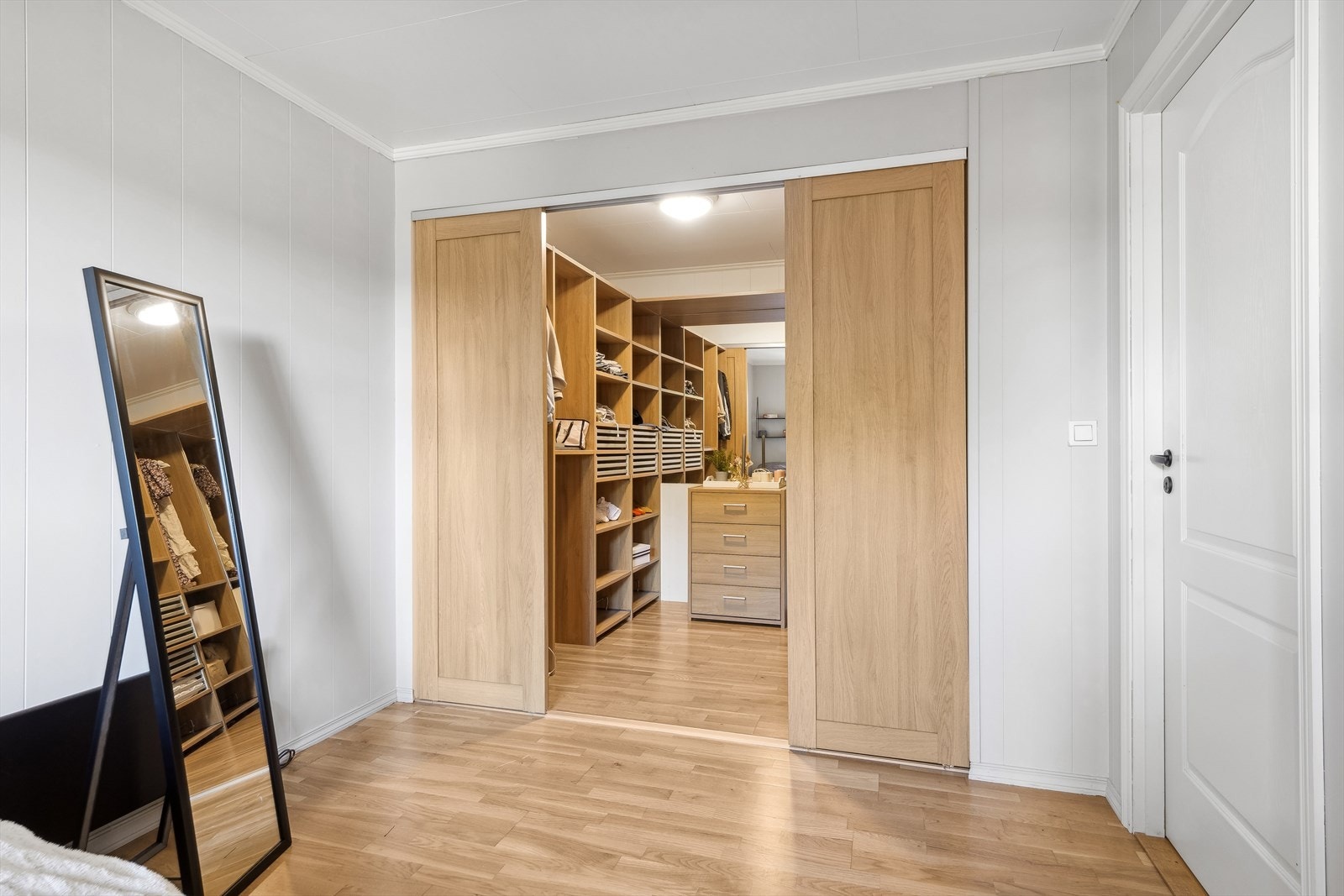 Fra soverommet er det skyvedører som fører til et helt eget drønmme walk-in-closet! Galleribilde