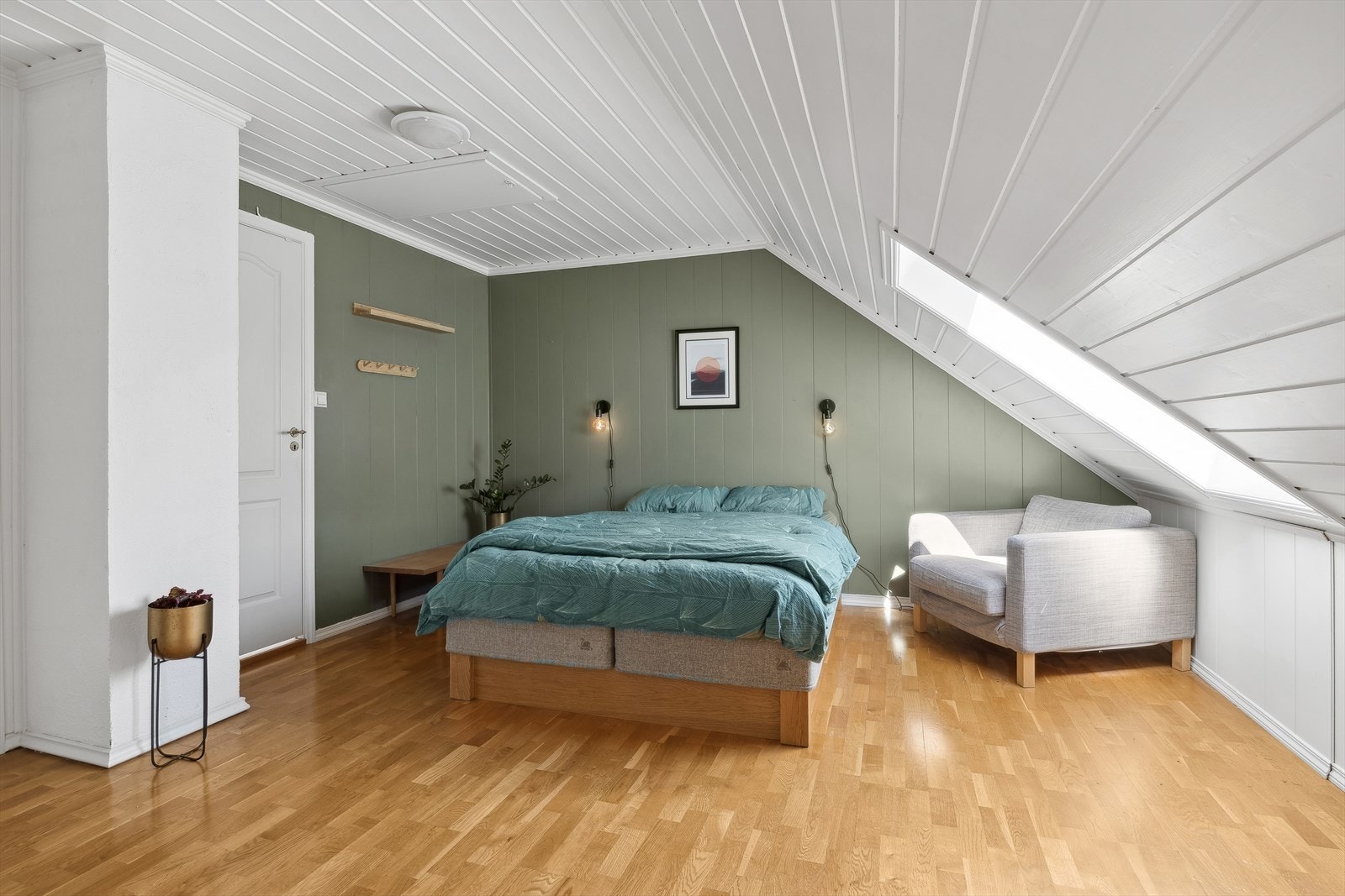 Soverom IV - Romslig soverom med skråtak. Her er det god plass til å innrede etter eget ønske. Takvindu og luke til loft Galleribilde