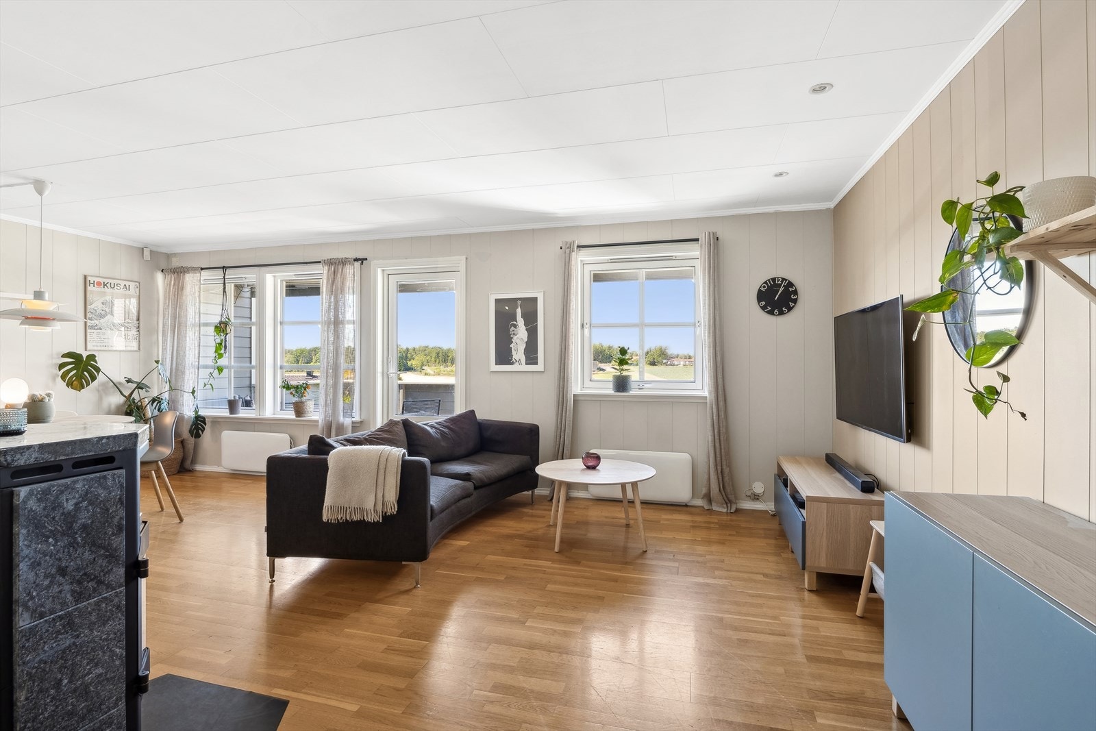 Åpen stue/kjøkken løsning, med gode møbleringsmuligheter. Utgang til solrik romslig uteplass Galleribilde