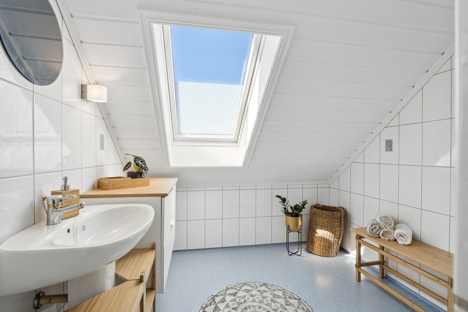 Baderommet har skråtak med takvindu og er lyst og godt utnyttet Galleribilde