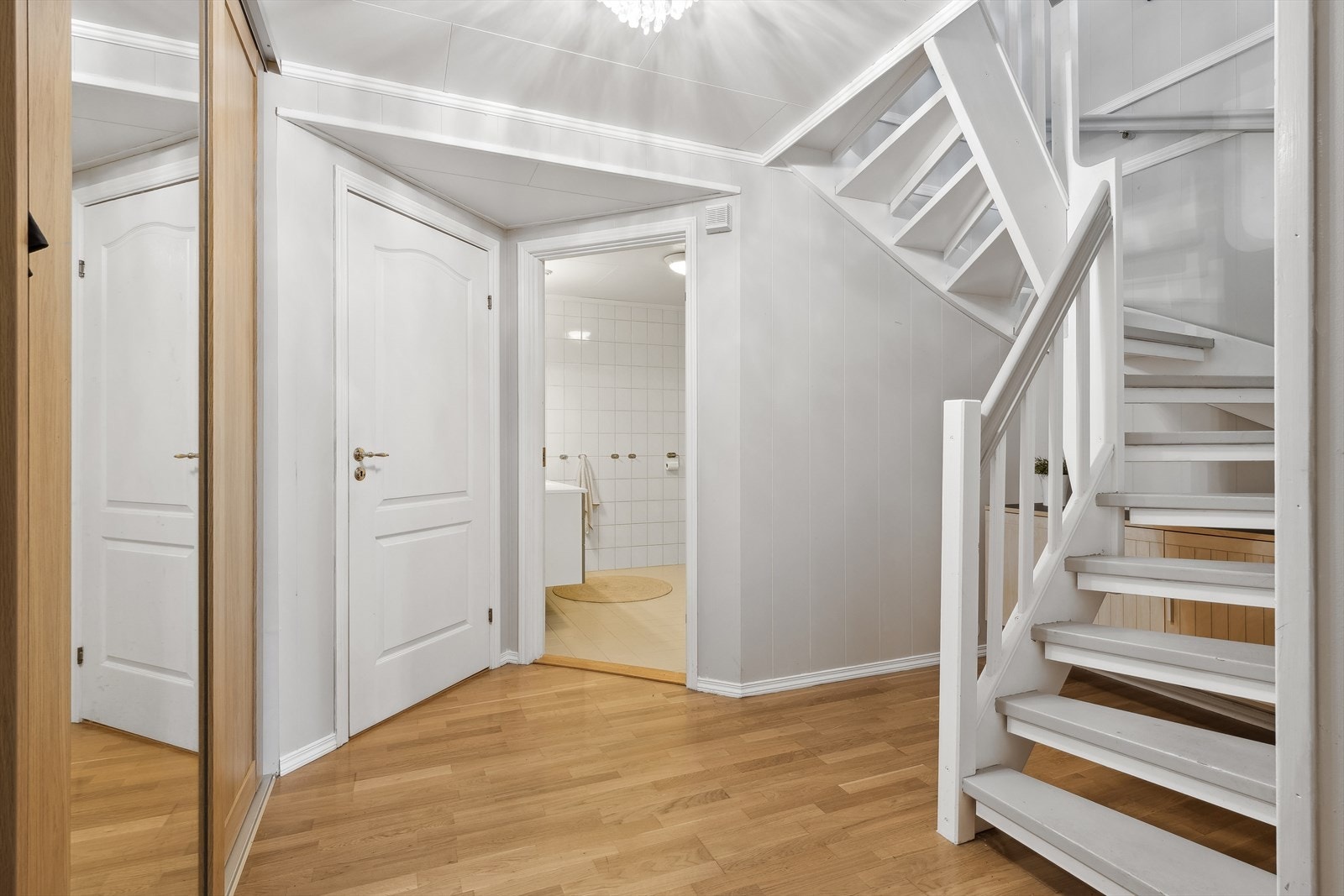I første etasje finner vi et bad samt vaskerom og bod og to soverom hvor det ene har walk inn closet Galleribilde