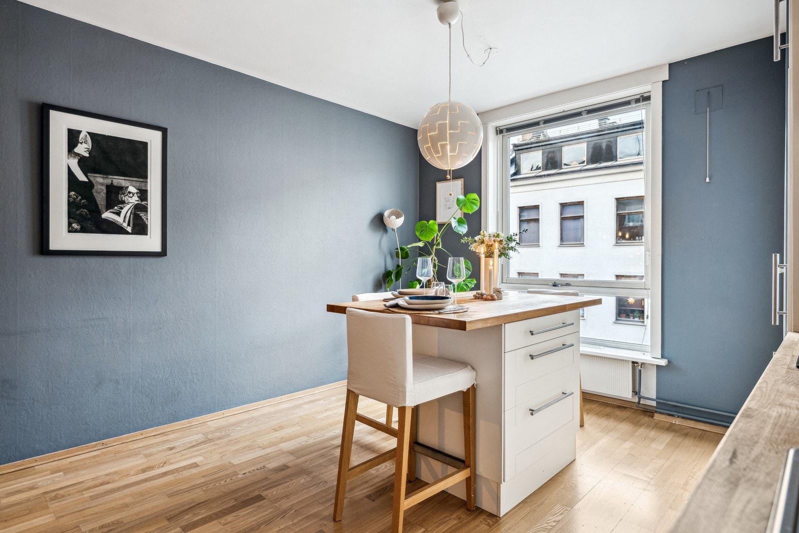 Åpen og sosial løsning mellom kjøkken og stue. Plassbygget øy med naturlig spiseplass med tilhørede stoler. Galleribilde