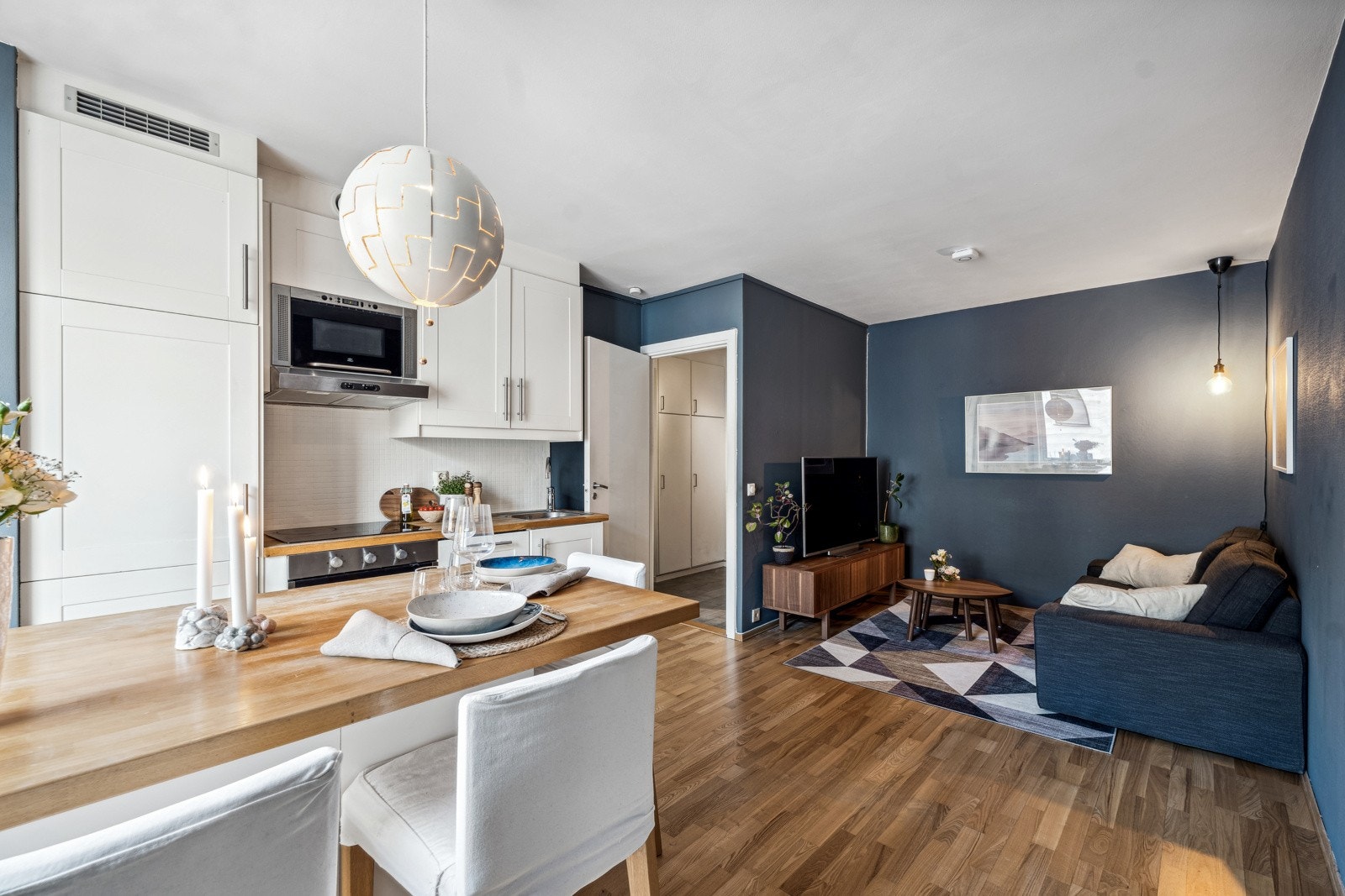 Naturlig og koselig tv-plass som er lett å møblere. Galleribilde