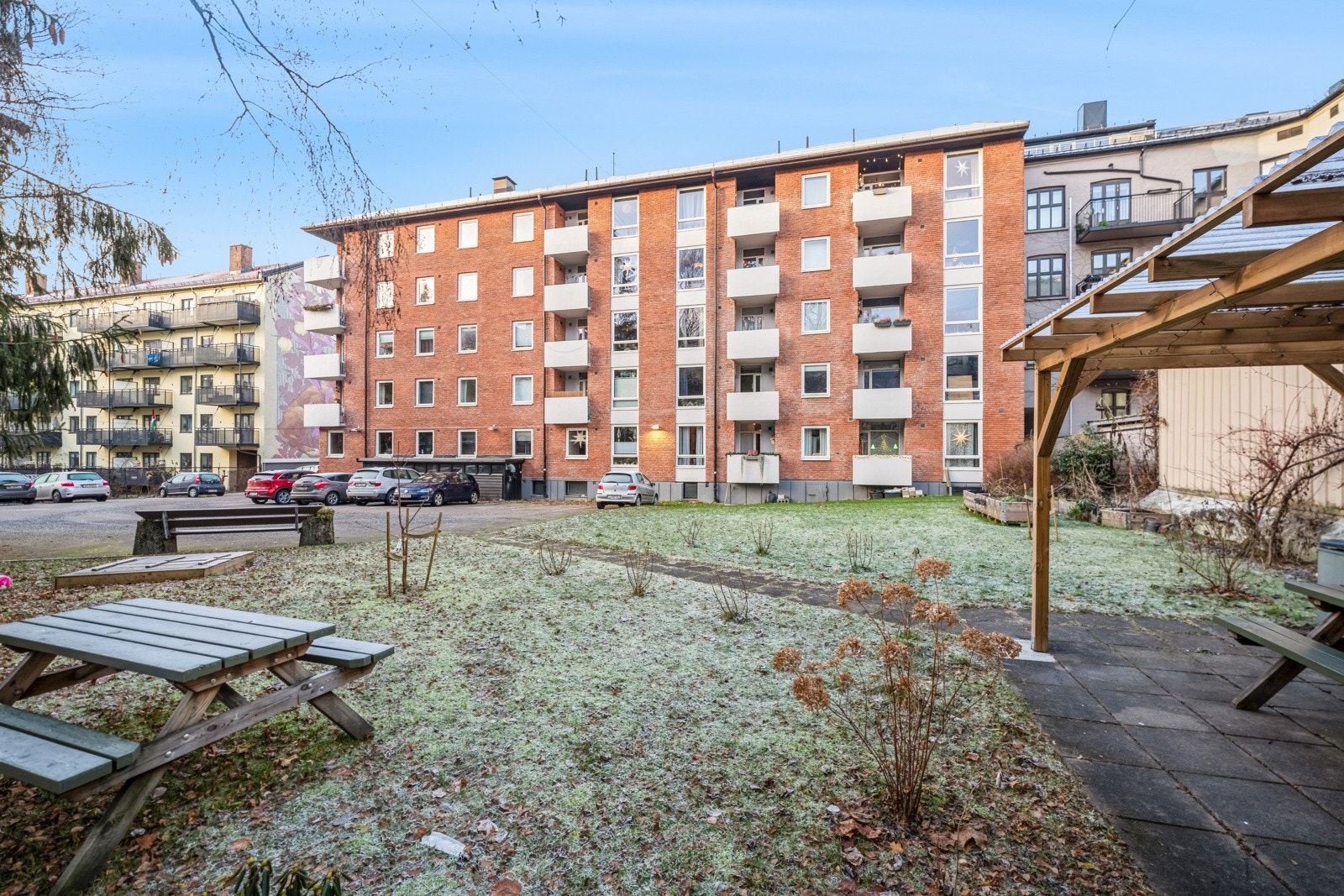 Tomten i bakhagen er tilrettelagt med plan, beplantning og trær. Parkeringsplasser i borettslaget. Galleribilde