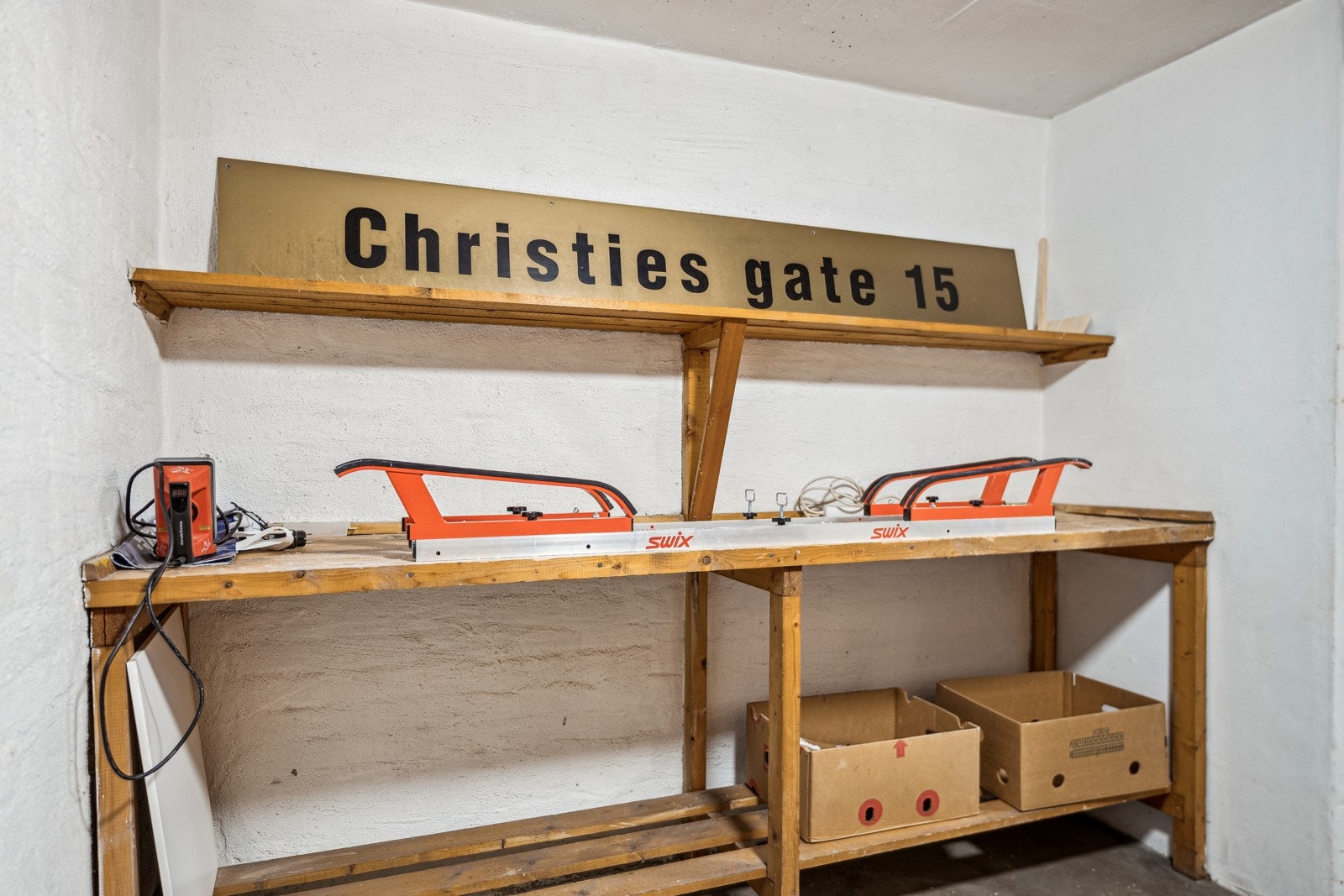 Det er tilrettelagt med sykkelparkering i kjelleren. Er du glad i å gå på ski kan du også få preppet skiene før turen. Galleribilde