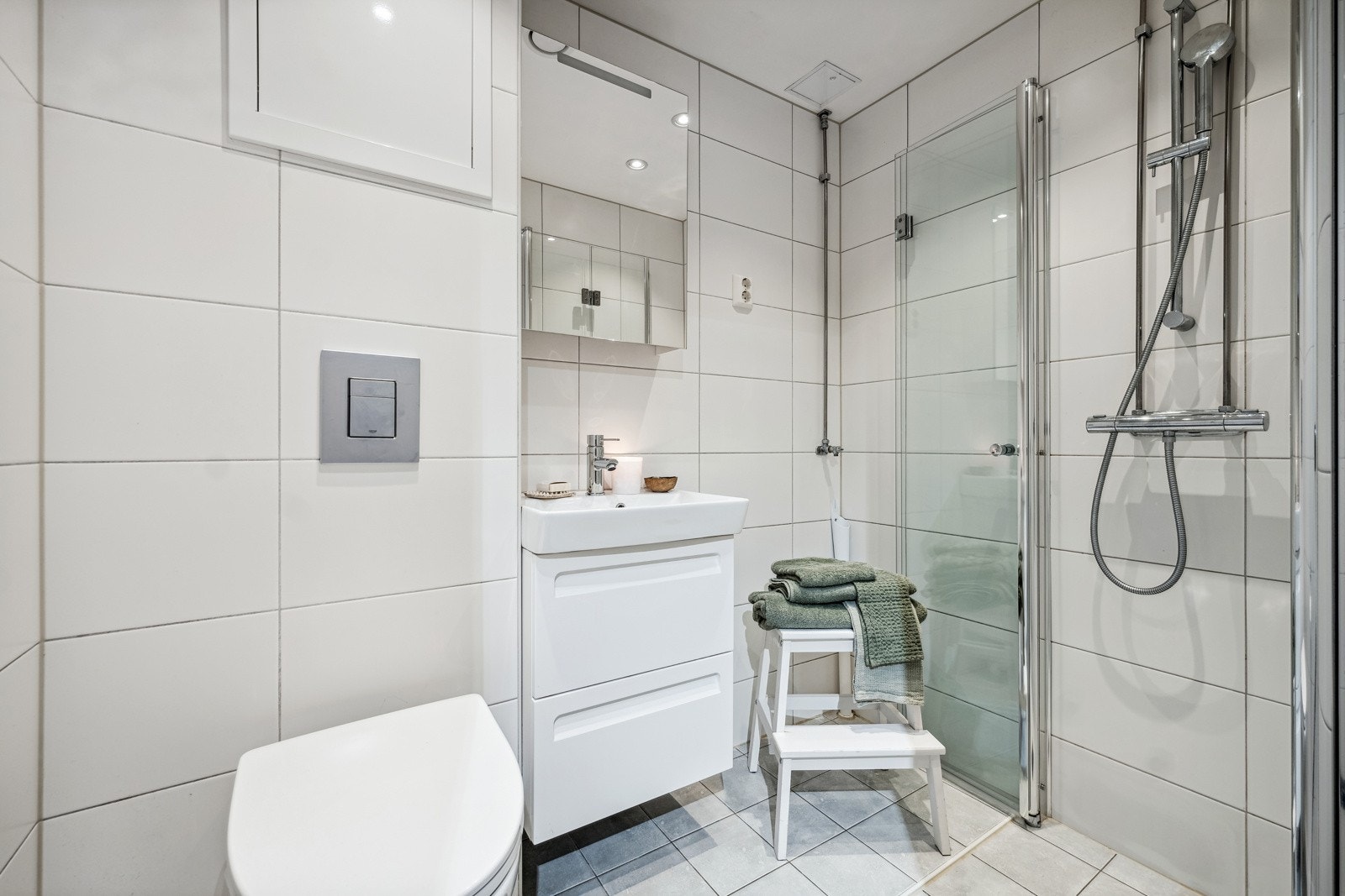 Rehabilitert bad i regi av brl., ferdigstilt i 2015. Servant med moderne innredning, vegghengt toalett, dusj med skyveglass og opplegg for vaskemaskin. Galleribilde