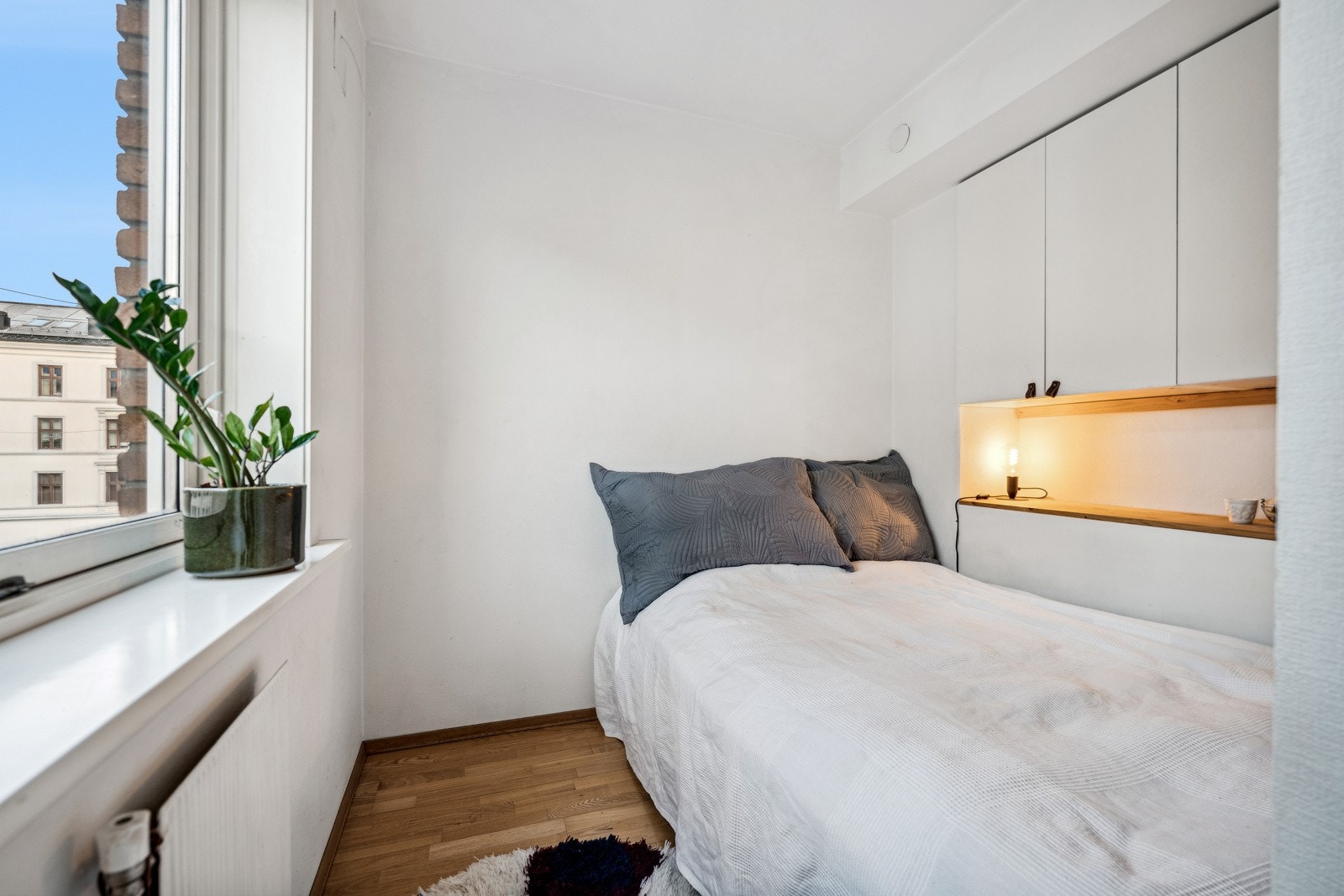 Soverom med plassbygde skaper, god utnyttelse av plassen. Galleribilde