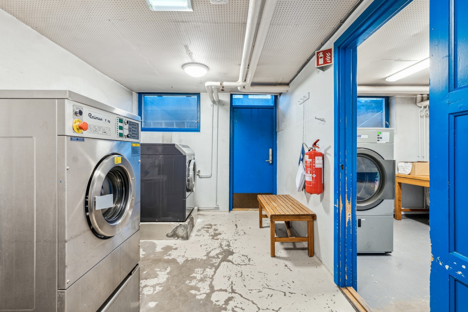 Fellesvaskeri i kjelleren med industrimaskiner. Du har også opplegg for vaskemaskin i leiligheten. Galleribilde