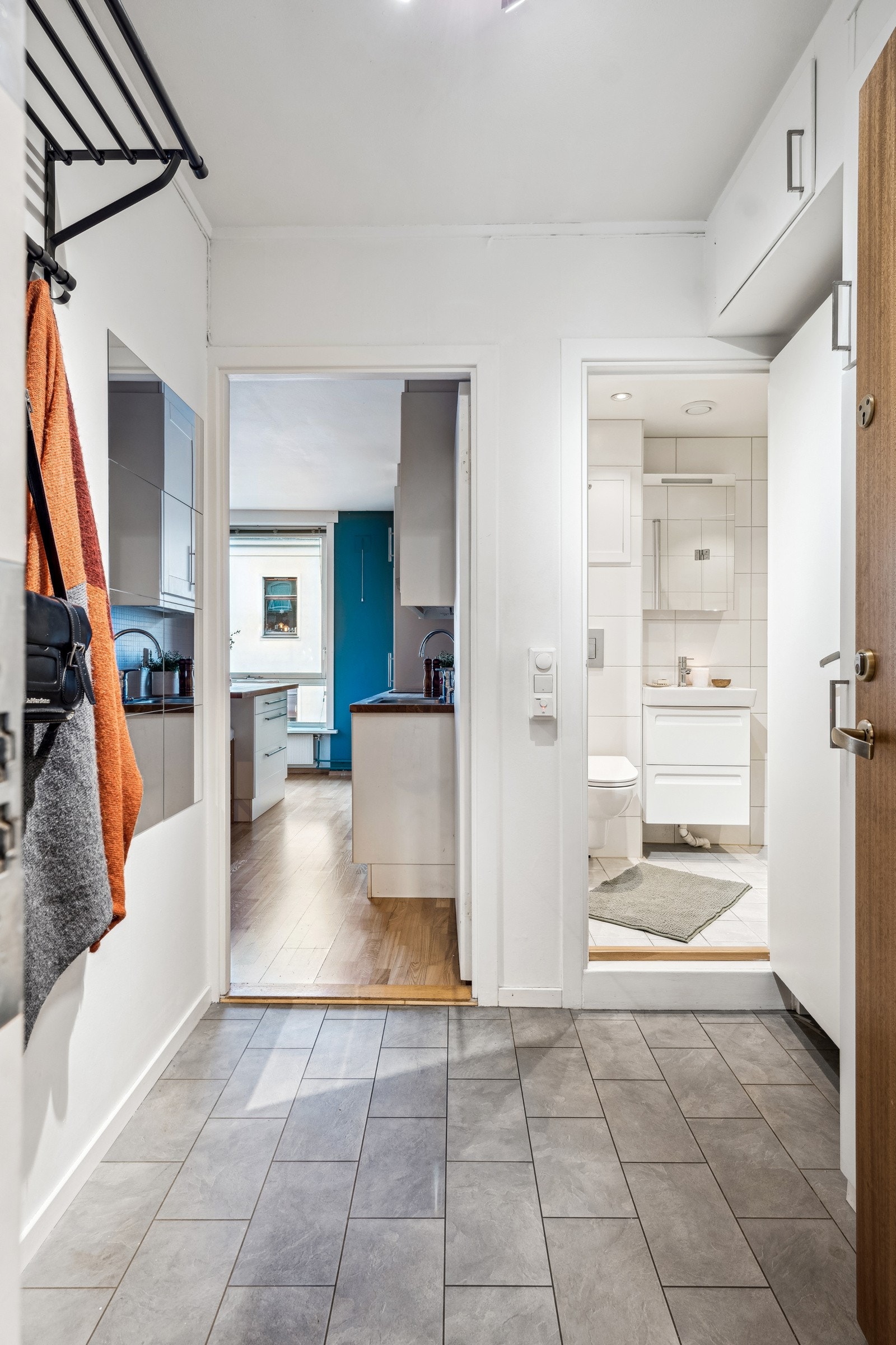 Entréen er et godt rom å ønske venner og familie velkommen. Heis direkte til etasjen. Dørcalling med portåpner. Galleribilde