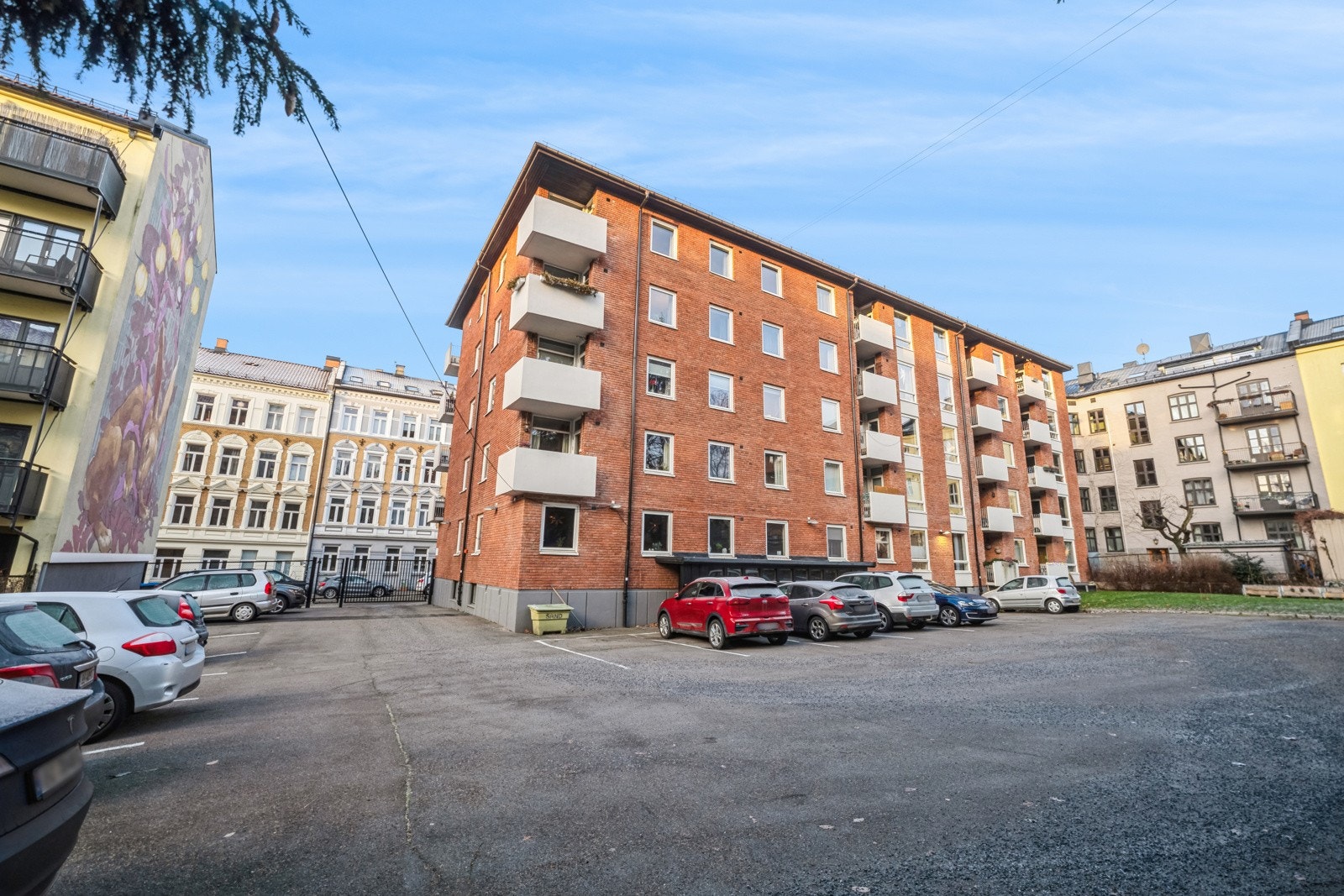 Ikonisk gård fra 1966, et lite men veldrevet og populært borettslag. Galleribilde